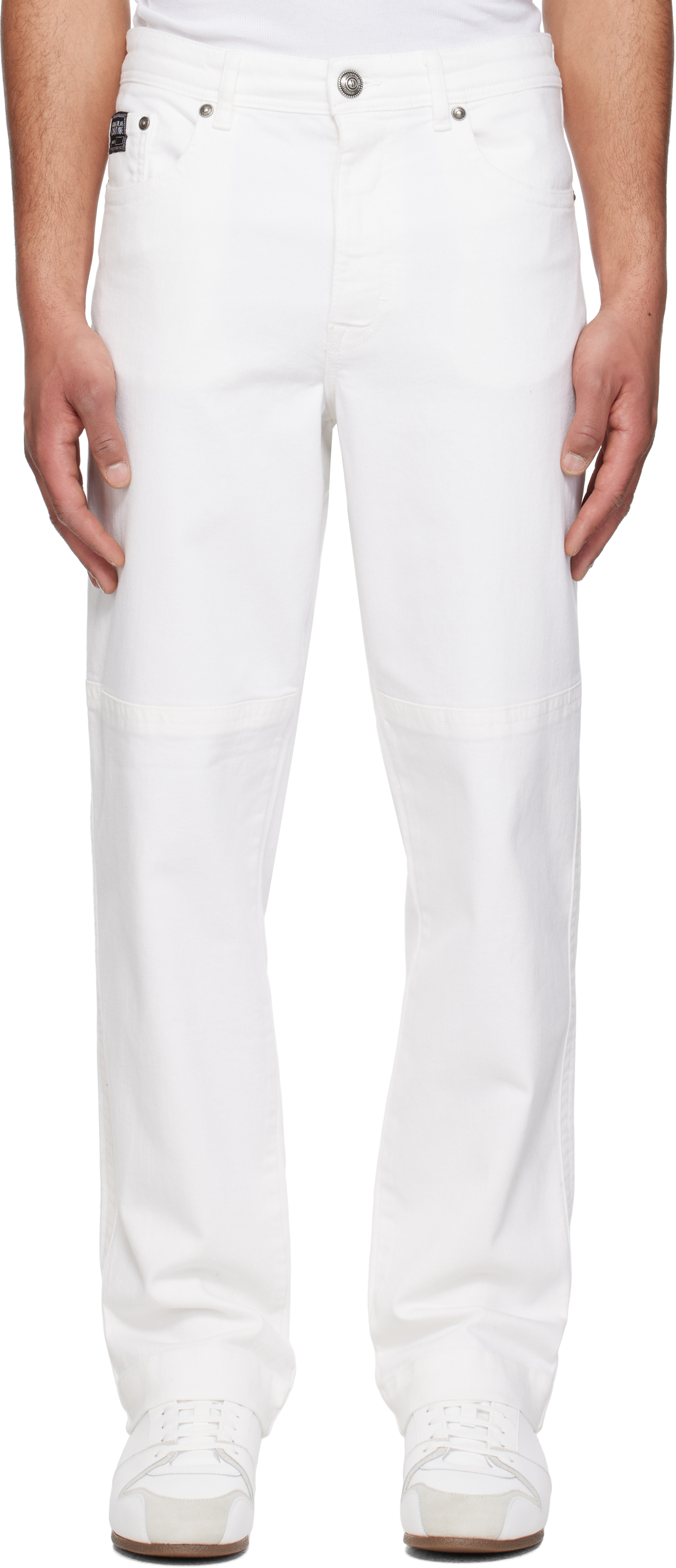 Versace Jeans Coutureのホワイト ロゴプレート ジーンズがセール中
