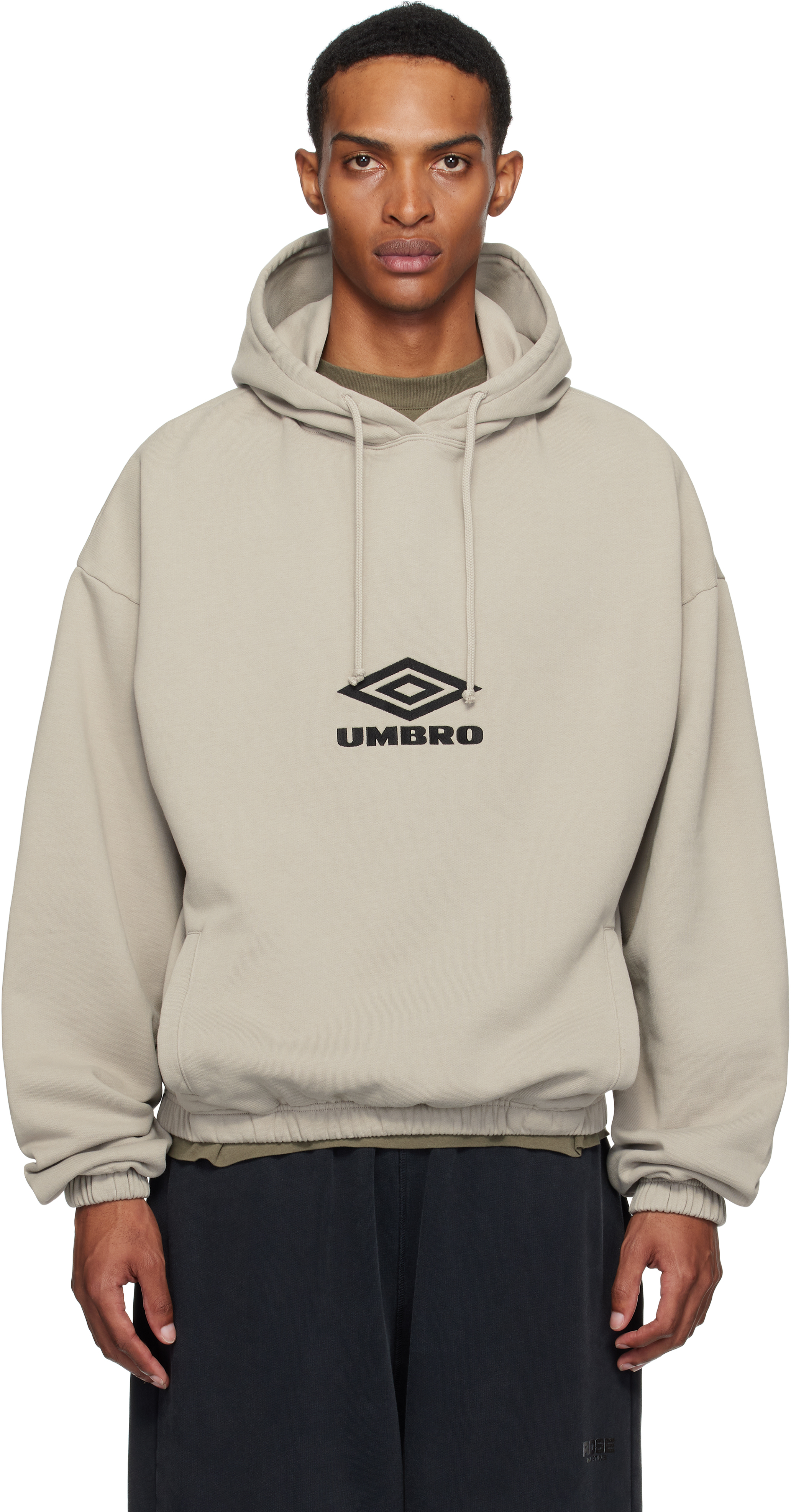 Pull à capuche taupe à logo et à passe-montagne intégré Umbro en solde