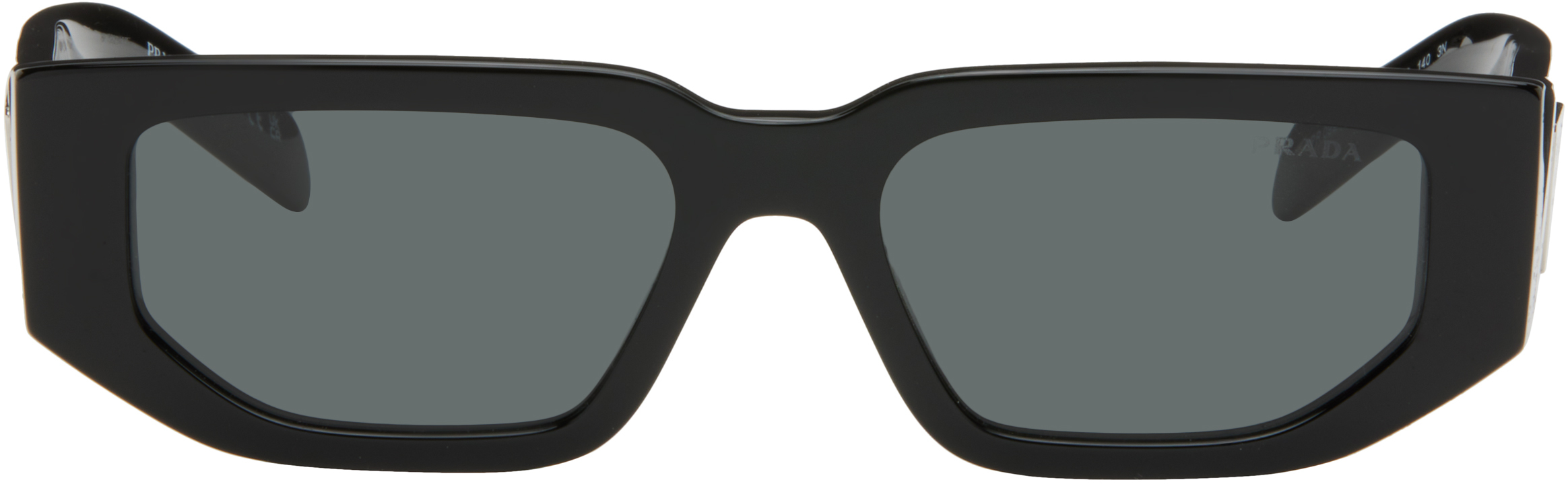 PRADA サングラス ブラック トライアングルロゴ Prada Eyewearのブラック トライアングルロゴ サングラスがセール中