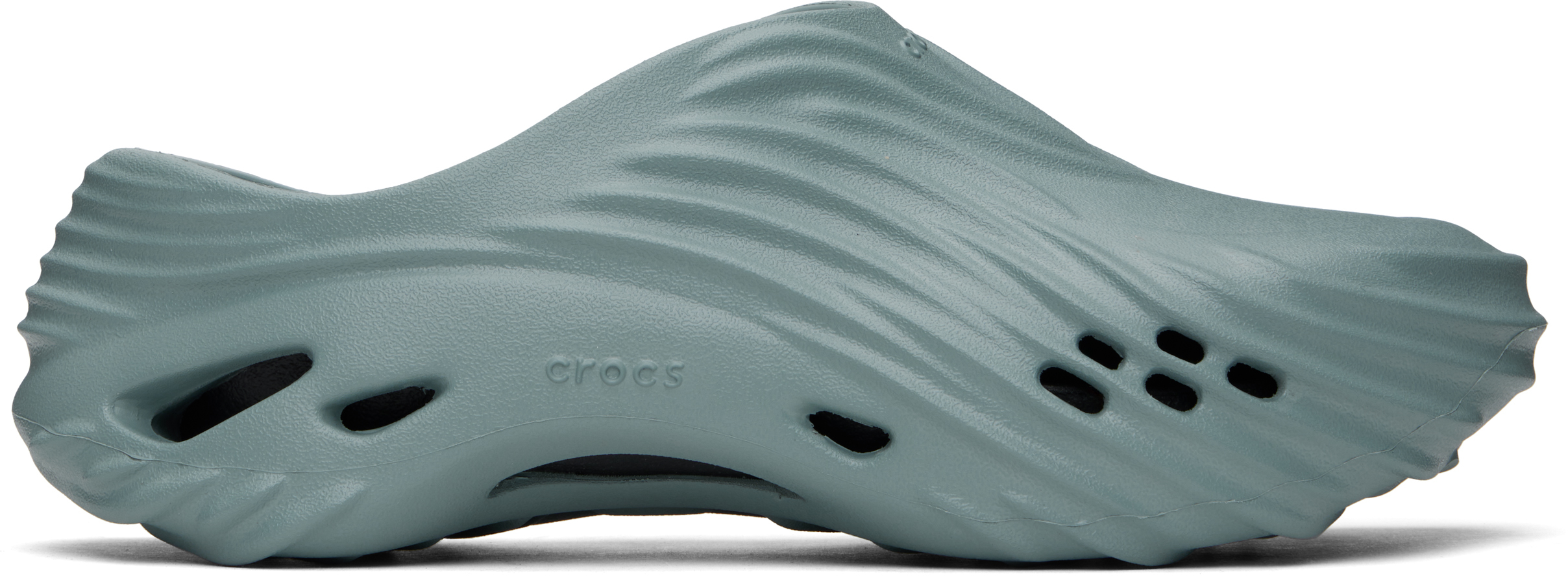 Crocsのブルー Echo Wave クロッグがセール中