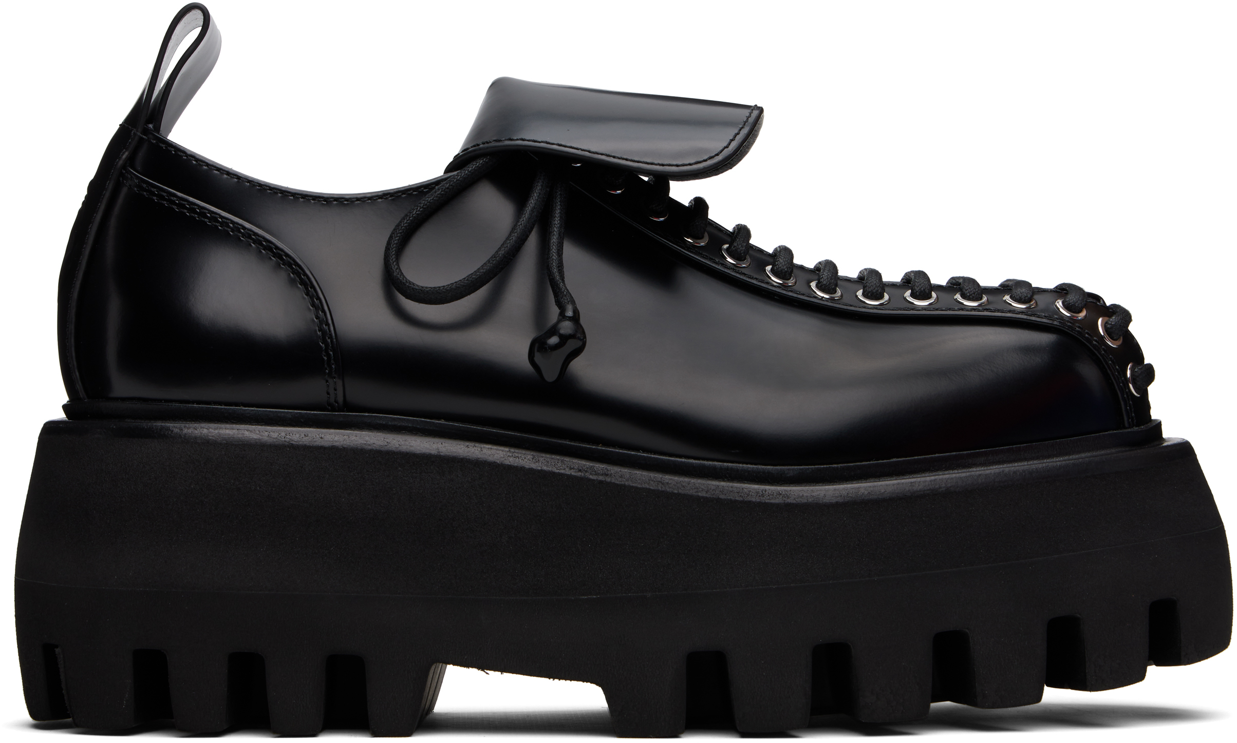 McQueenのブラック Sofa レースアップダービーがセール中