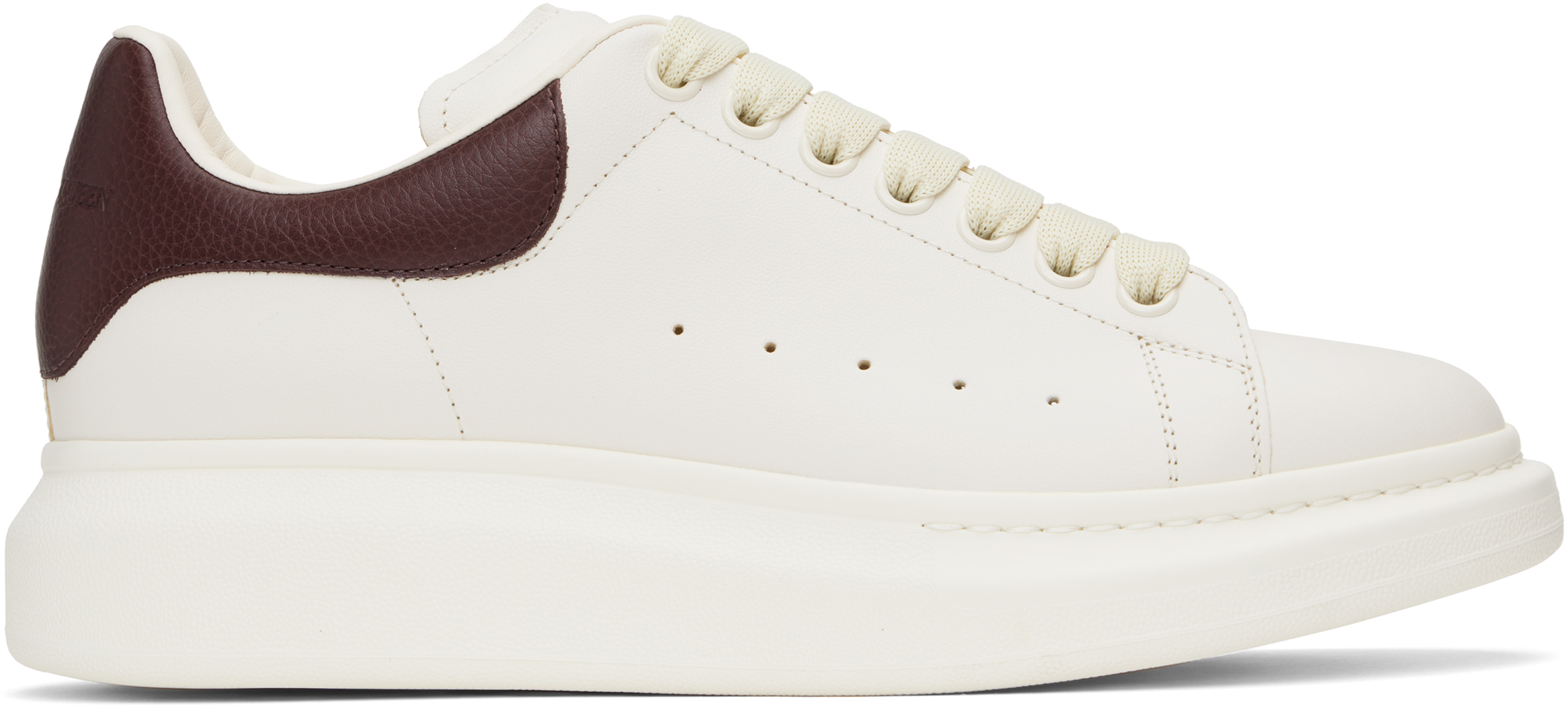 Alexander McQueen スニーカー ホワイト/バーガンディ McQueenのオフホワイト＆バーガンディ Oversized スニーカーが