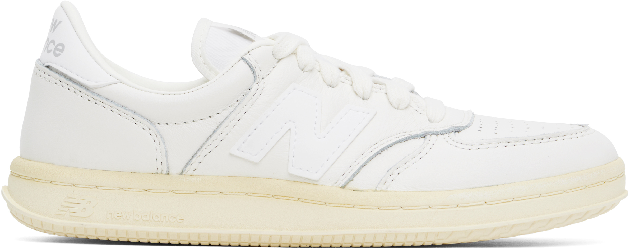 【関税込み】New Balance オフホワイト T500 スニーカー New Balanceのオフホワイト T500 スニーカーがセール中