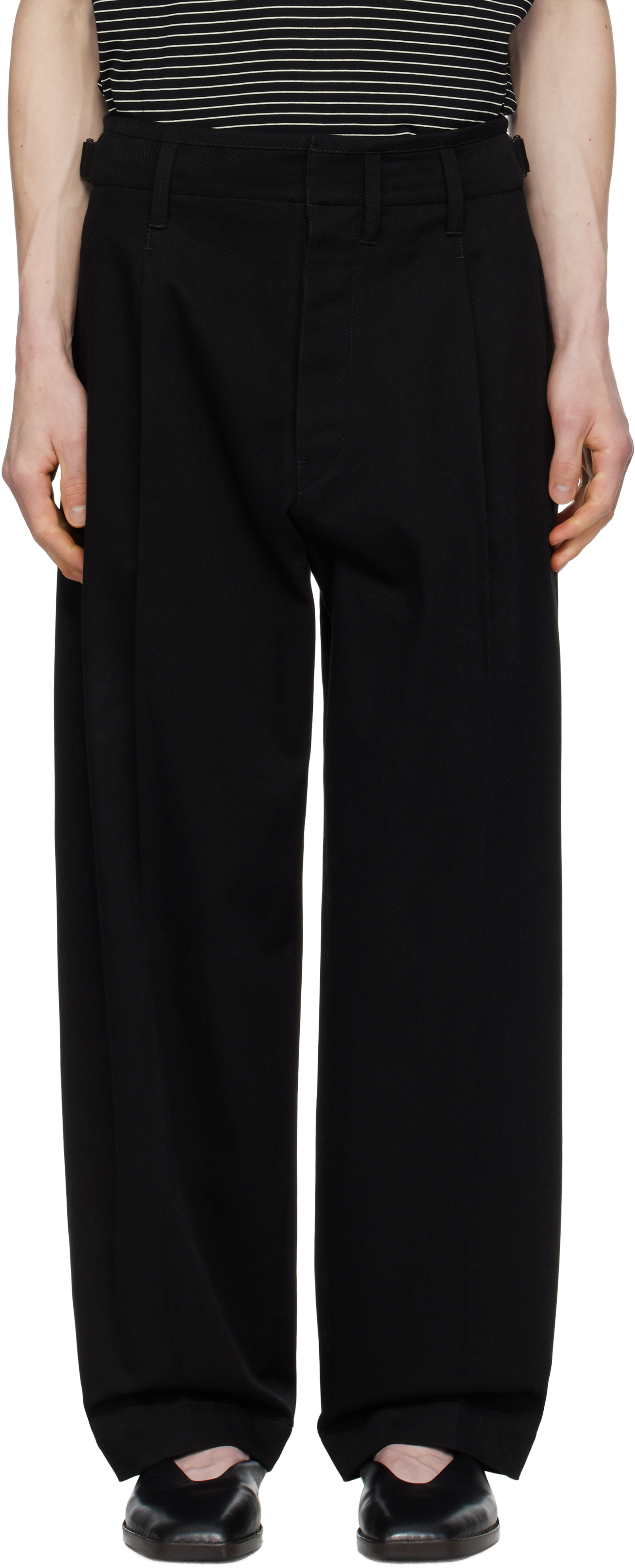 【関税込み】LEMAIRE ブラック Pleated Carrot トラウザーズ Black Pleated Carrot Trousers by LEMAIRE on Sale