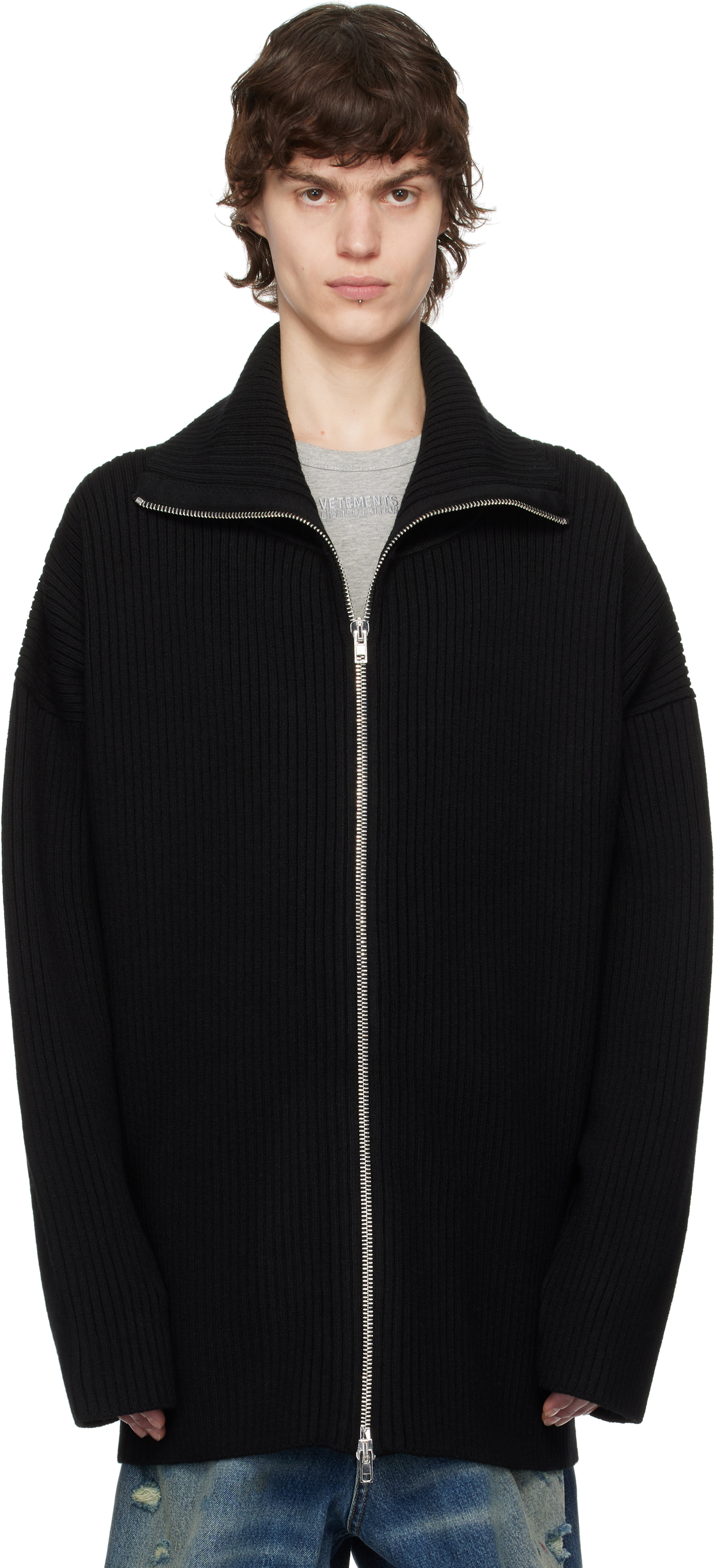 【関税込み】VETEMENTS ブラック ジップアップセーター VETEMENTSのブラック ジップアップセーターがセール中