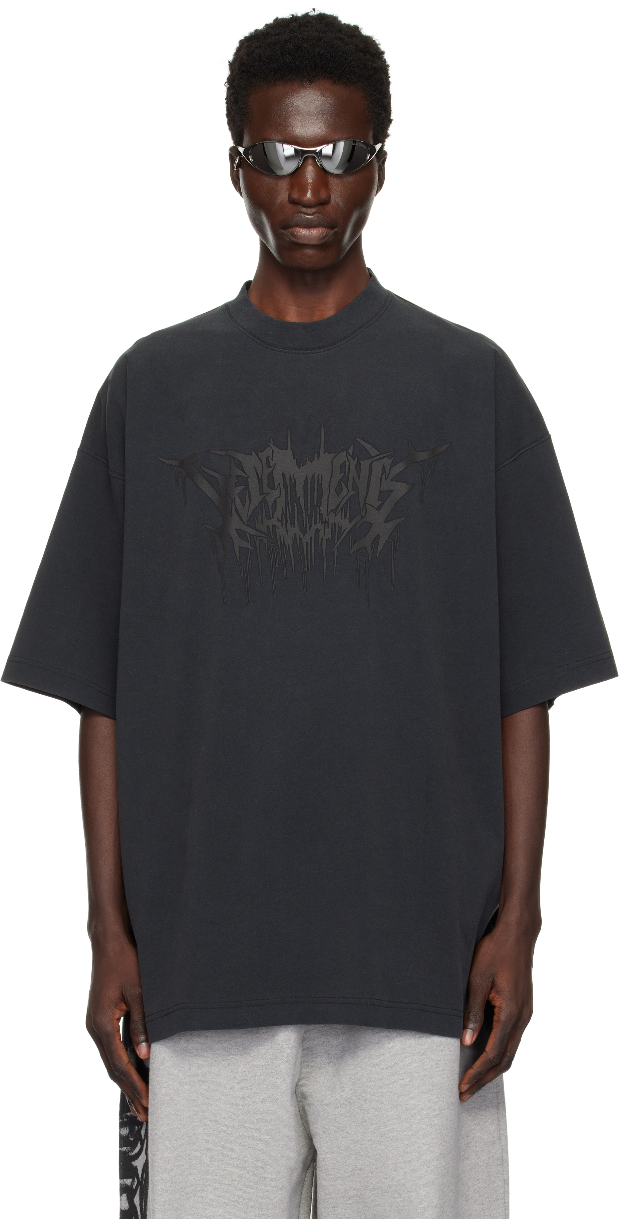 【VETEMENTS】ブラック No Posts レギュラー Tシャツ vetements-black-cut-up-v-neck-