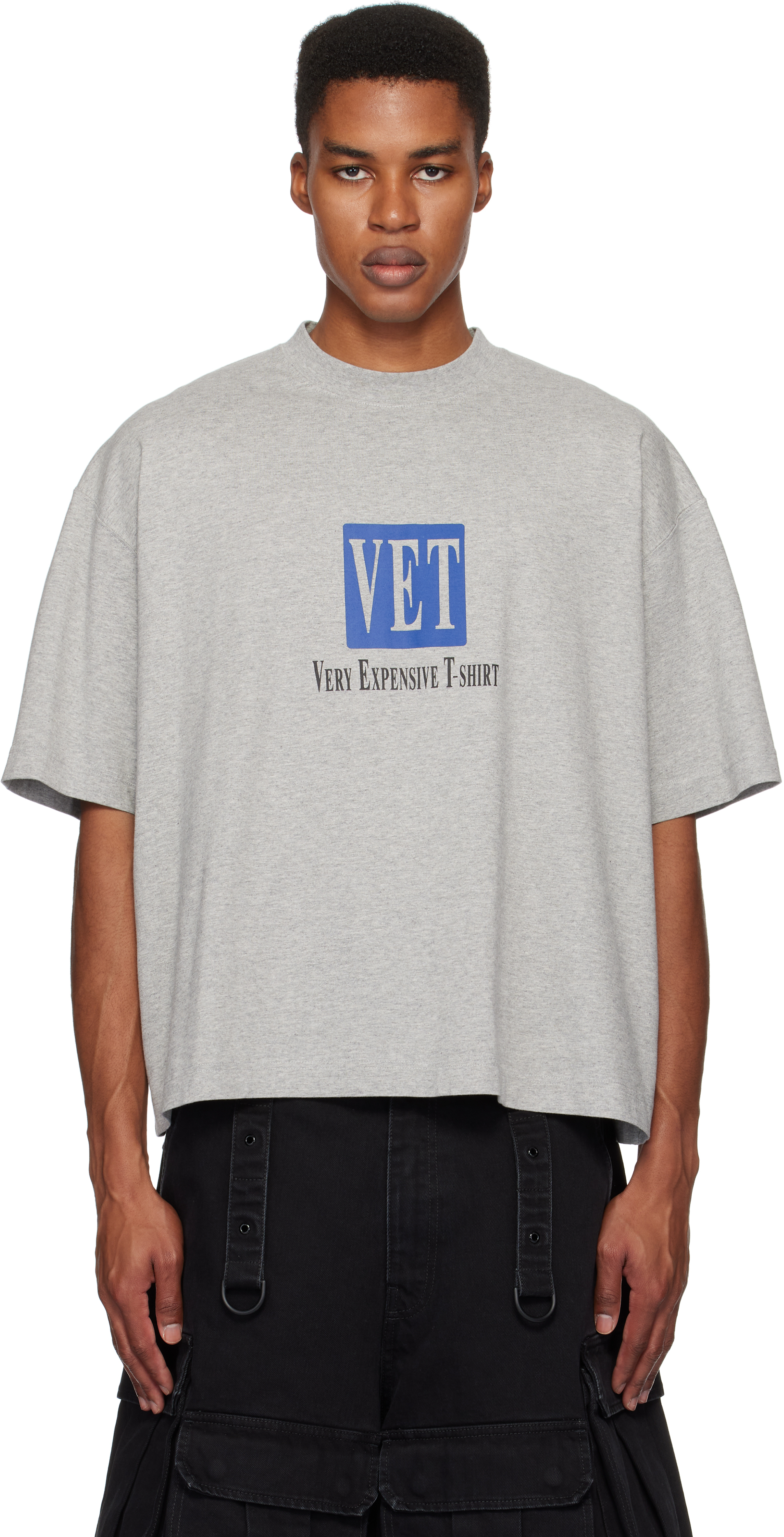 歌手優里さん着用【VETEMENTS】VET クロップド ボクシー Tシャツ 歌手優里さん着用【VETEMENTS】VET クロップド ボクシー Tシャツ