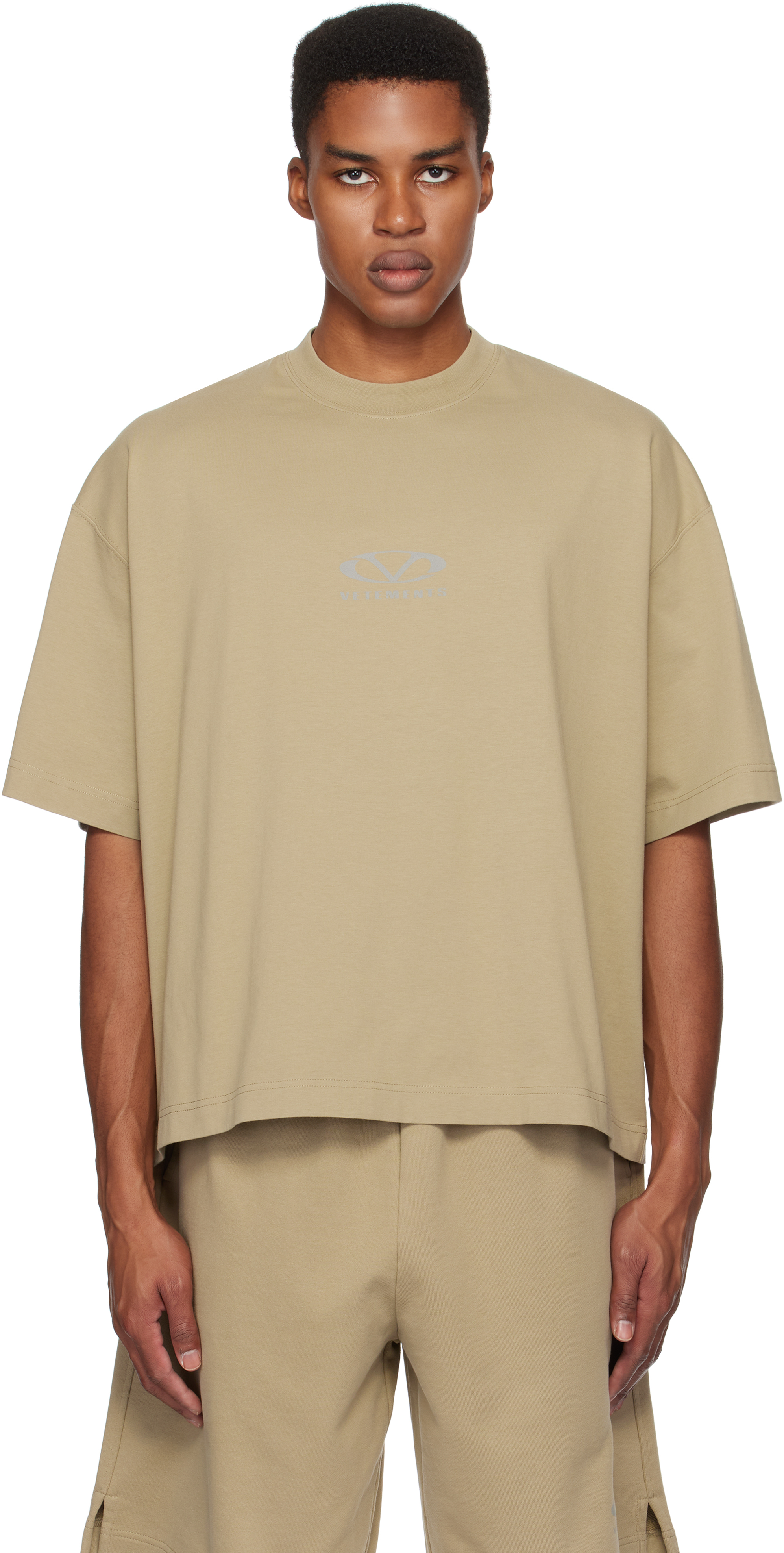 【VETEMENTS】カーキ オーバルロゴ クロップド ボクシー Tシャツ VETEMENTSのカーキ オーバルロゴ クロップド ボクシー Tシャツが