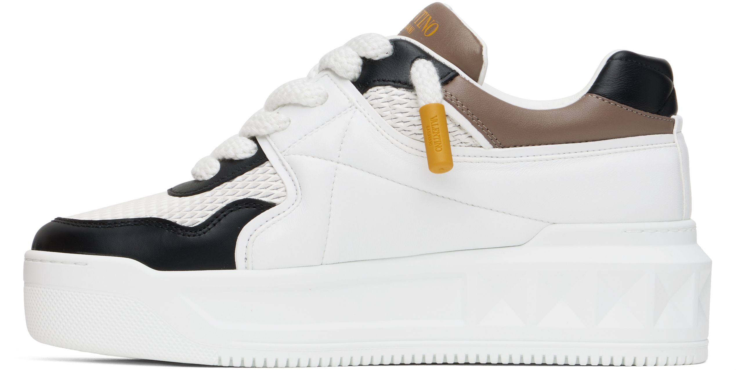 Valentino One Stud Xl Low-cut Casual Shoes In Rjf Bianco/nero/clay