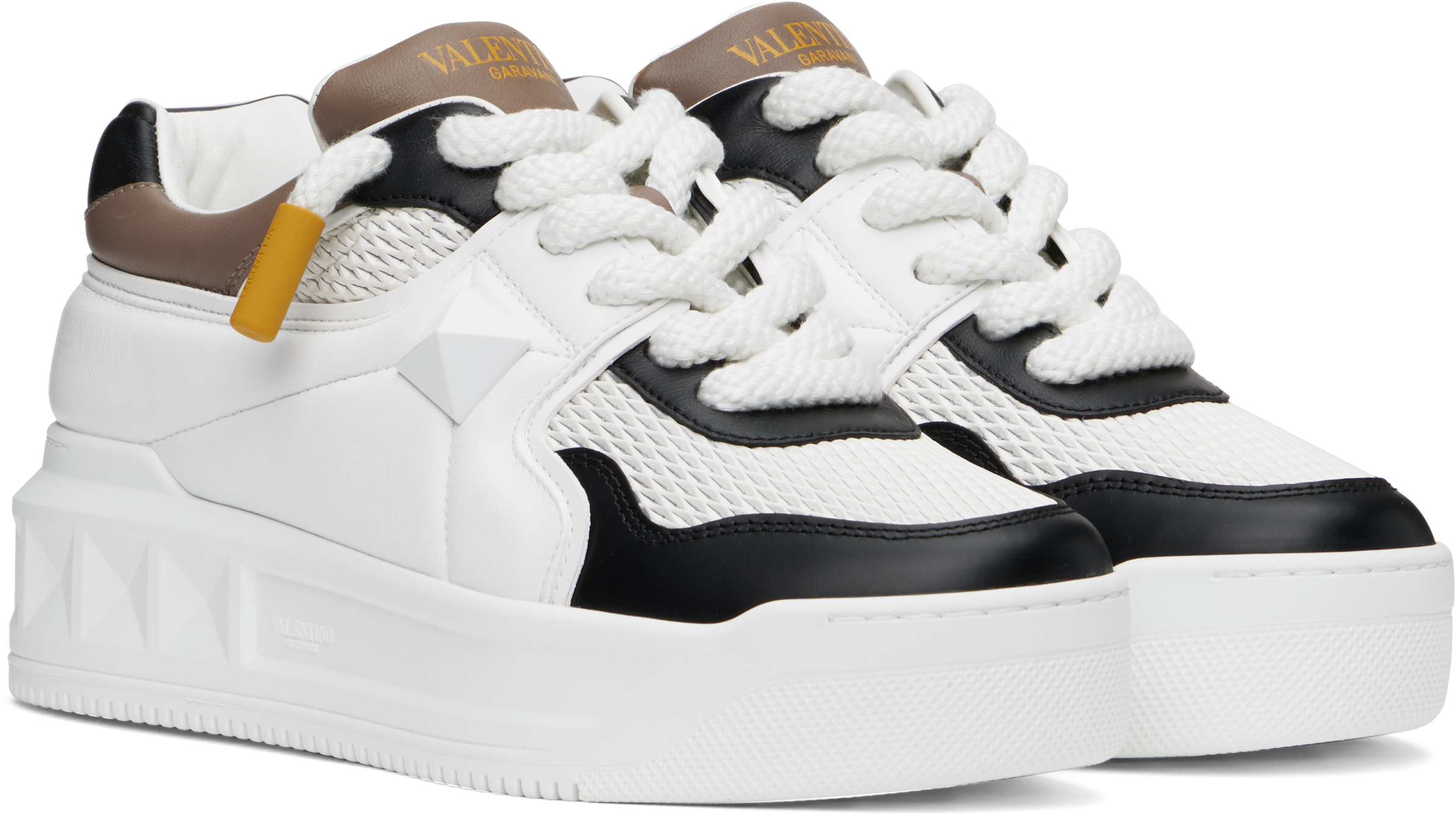 Valentino One Stud Xl Low-cut Casual Shoes In Rjf Bianco/nero/clay