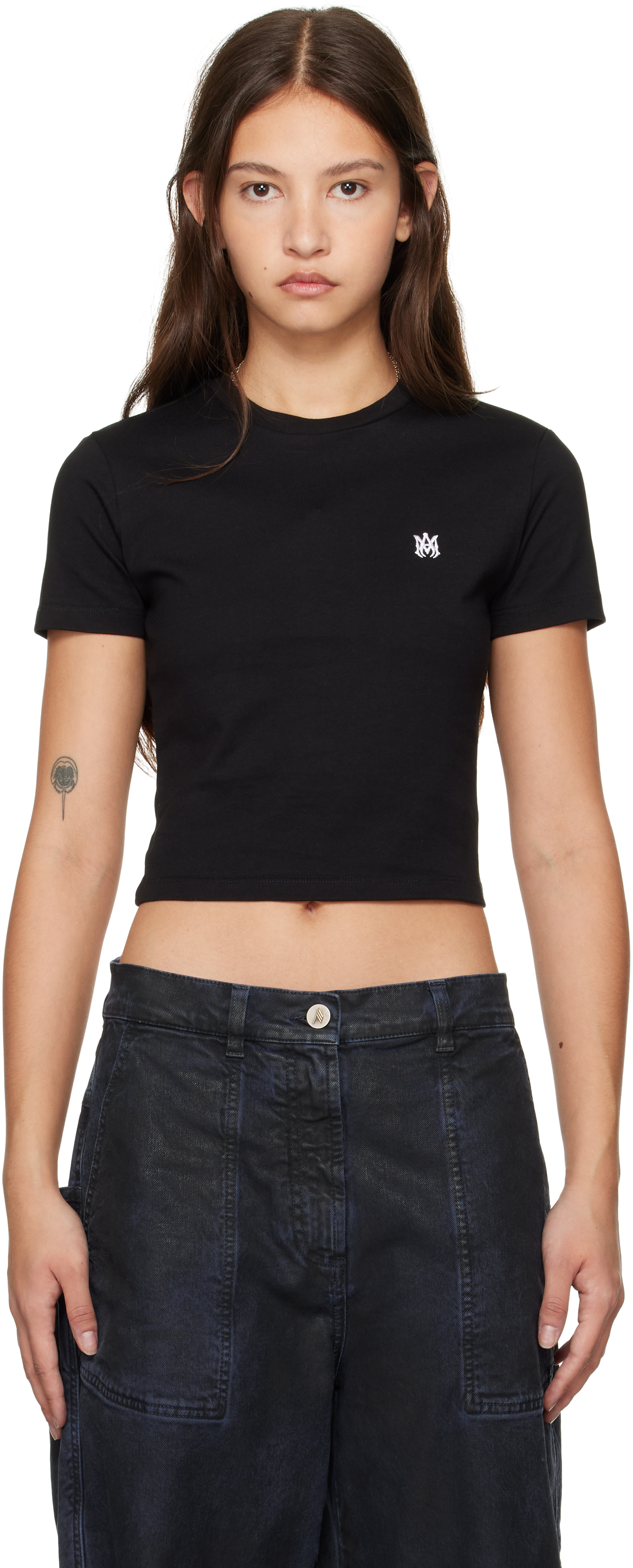【関税込み】AMIRI ブラック MA Embroidered ベビーTシャツ AMIRI: ブラック MA刺繍 ベビーTシャツ | SSENSE 日本
