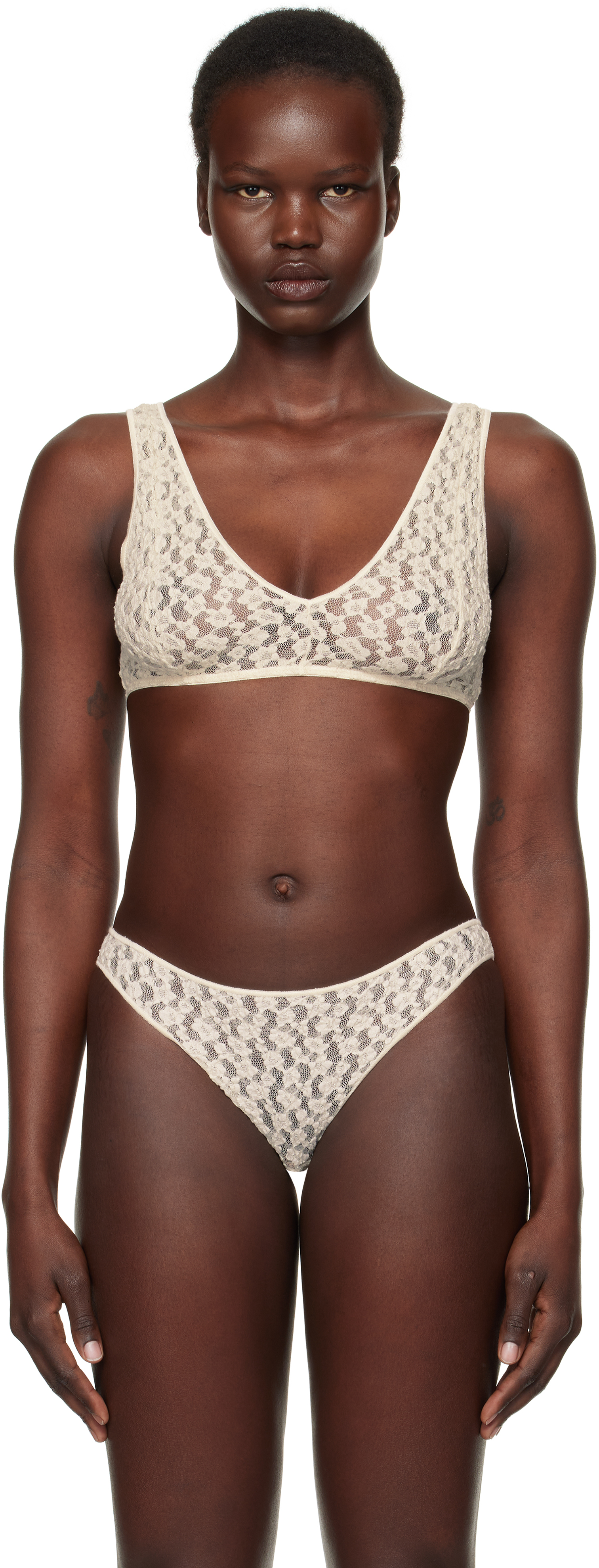 【関税込み】Baserange オフホワイト Crescent ブラ Baserange: Off-White Crescent Bra | SSENSE