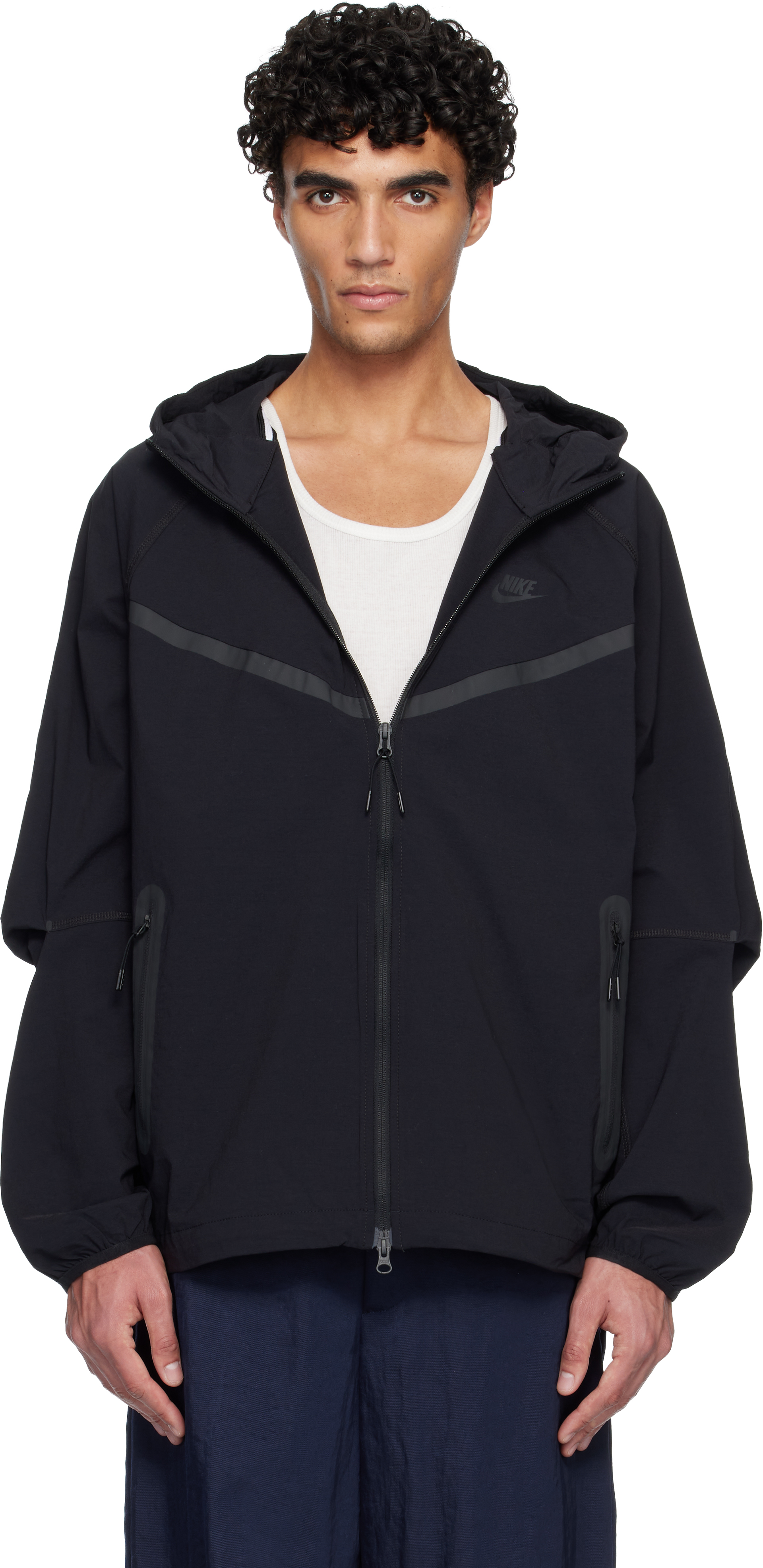 Nikeのブラック Nike Tech Woven ジャケットがセール中
