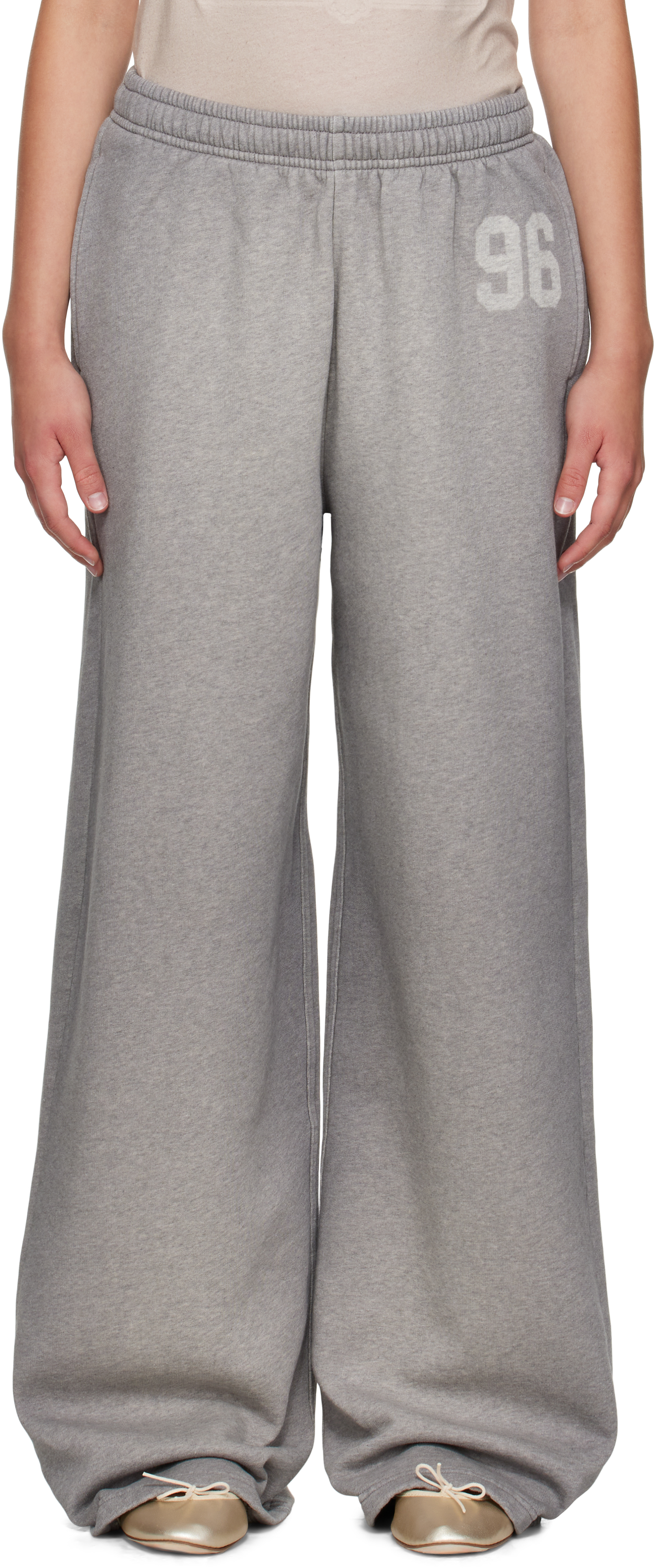 【関税込み】Acne Studios グレー ロゴパッチ ラウンジパンツ Acne Studiosのグレー ロゴパッチ ラウンジパンツがセール中