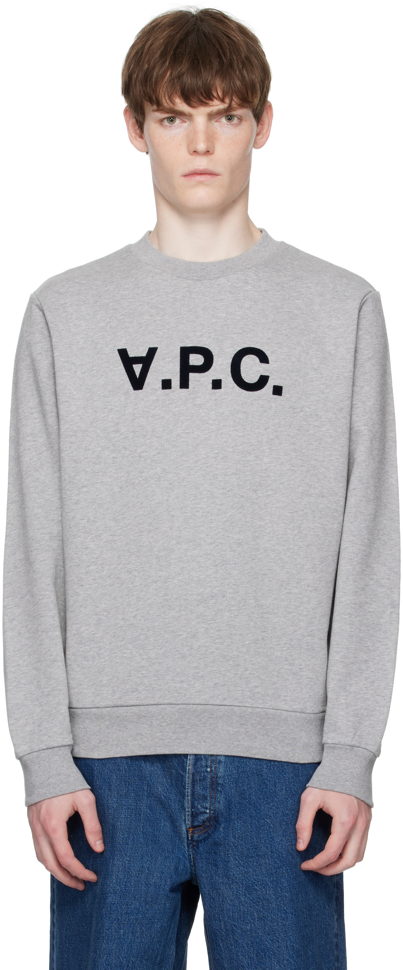 ★パリ発 A.P.C.★ STANDARD GRAND VPC スウェットシャツ グレー A.P.C.: グレー Standard Grand VPC スウェットシャツ | SSENSE 日本