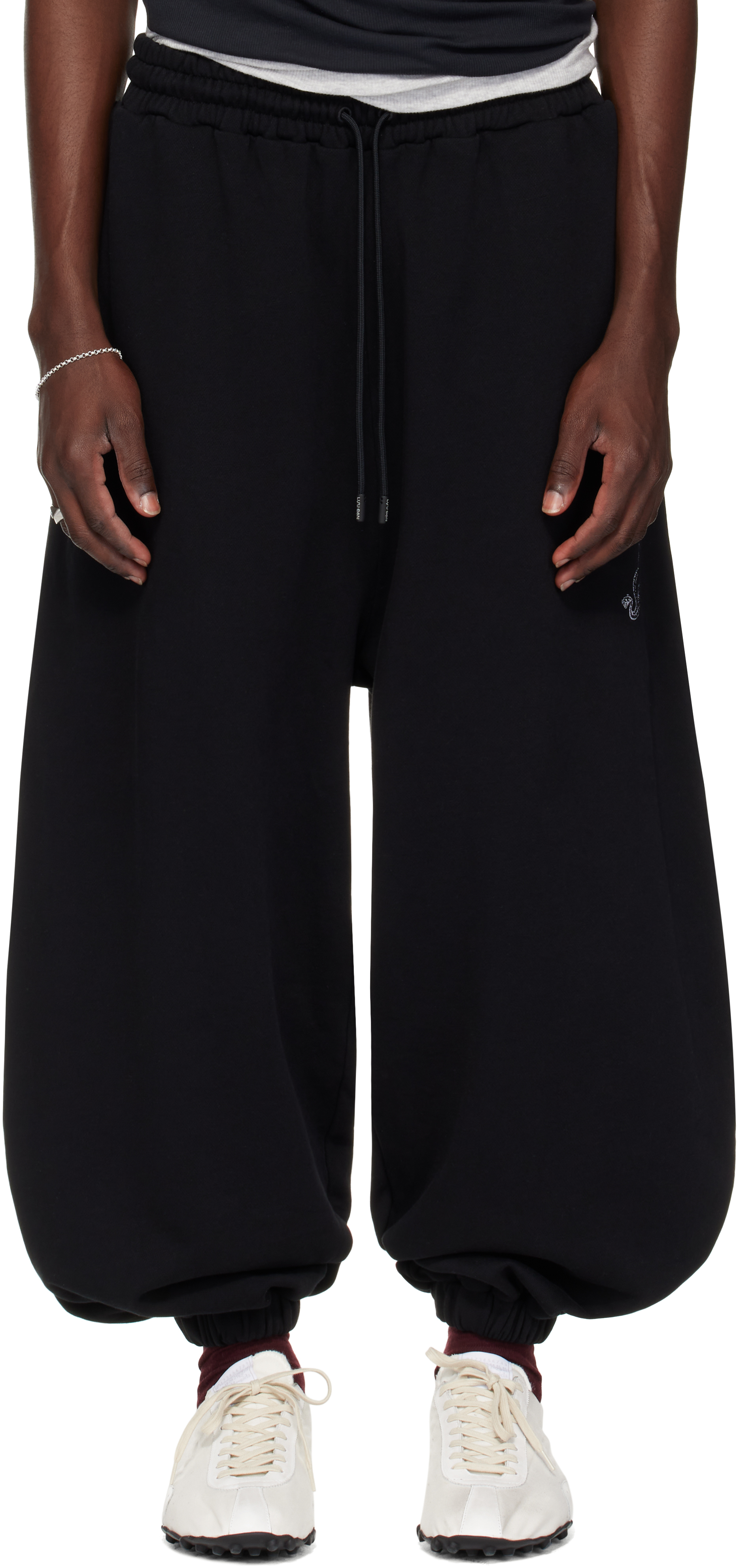 LU'U DANのブラック Baggy Bontan スウェットパンツがセール中