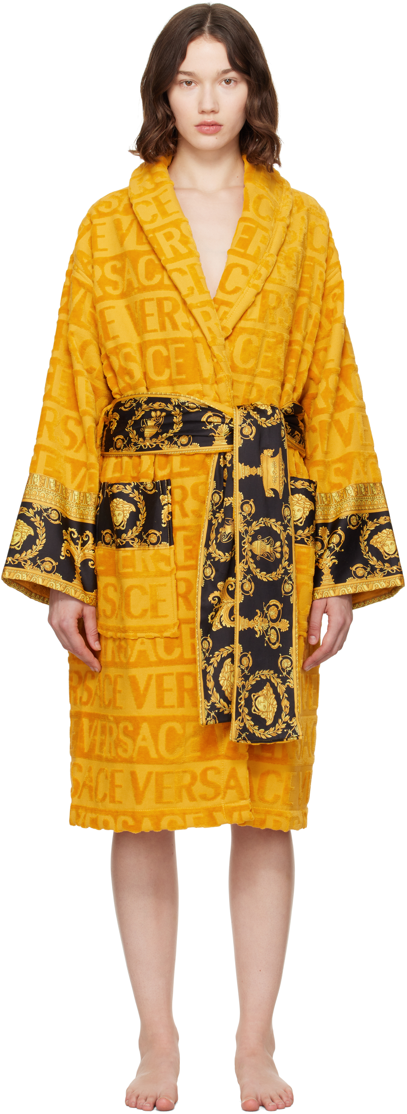 【関税込み】Versace イエロー 'I Heart Baroque' バスローブ Versace: イエロー 'I Heart Baroque' バスローブ | SSENSE 日本