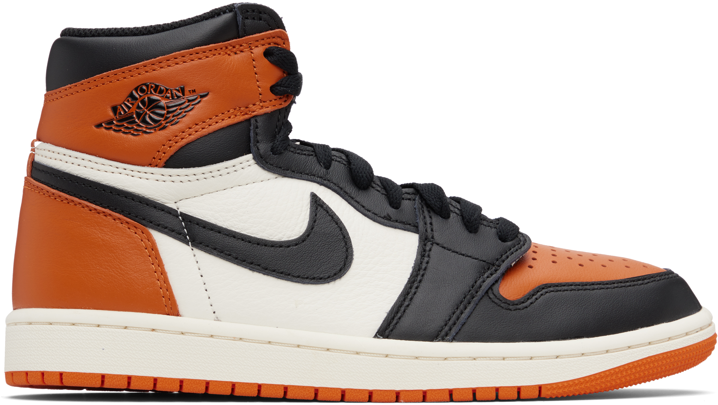 Nike Jordanのオレンジ＆ブラック Air Jordan 1 スニーカーがセール中