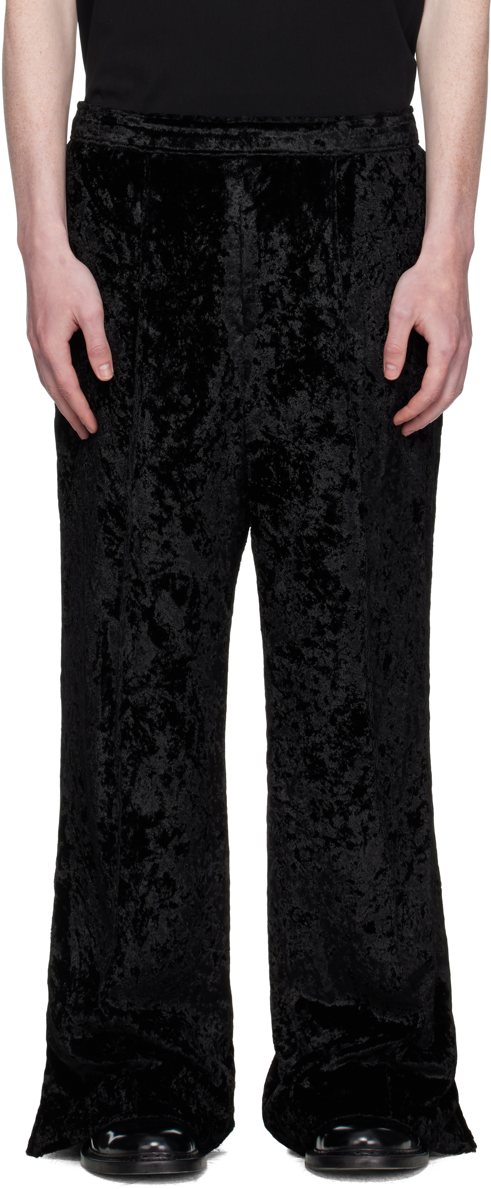 Toga Virilisのブラック クラッシュベルベット トラウザーズがセール中