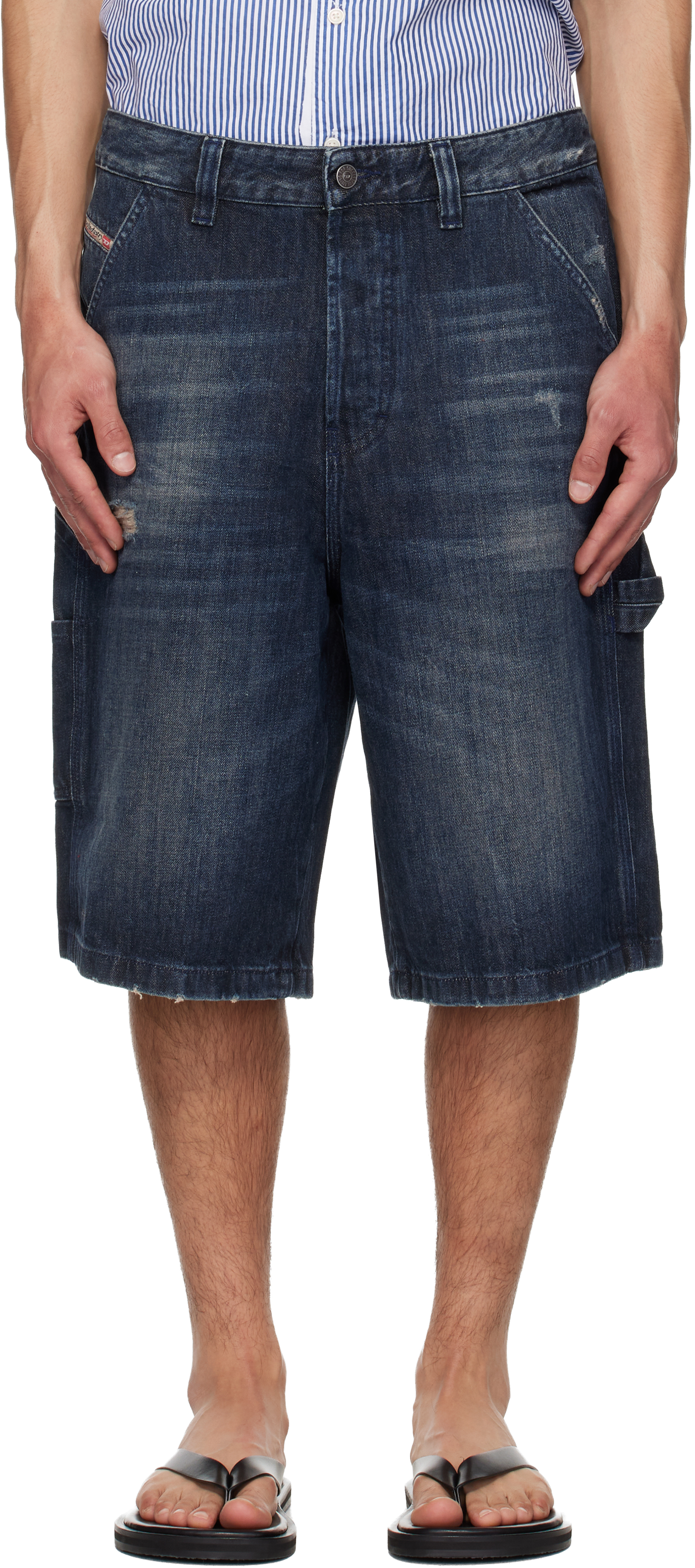 Dieselのブルー D-Livery-W-Short デニムショートパンツがセール中