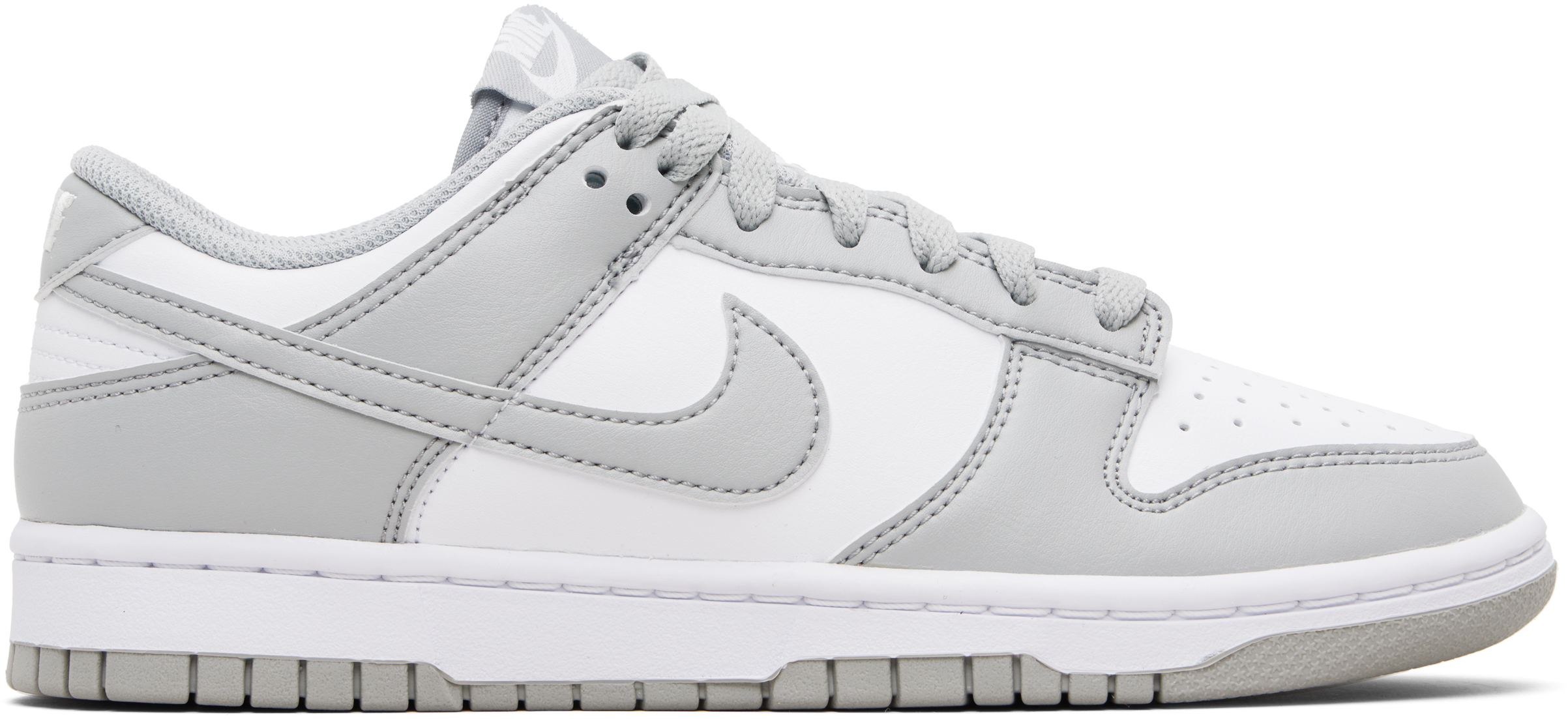 Nikeのホワイト＆グレー Dunk Low Retro スニーカーがセール中