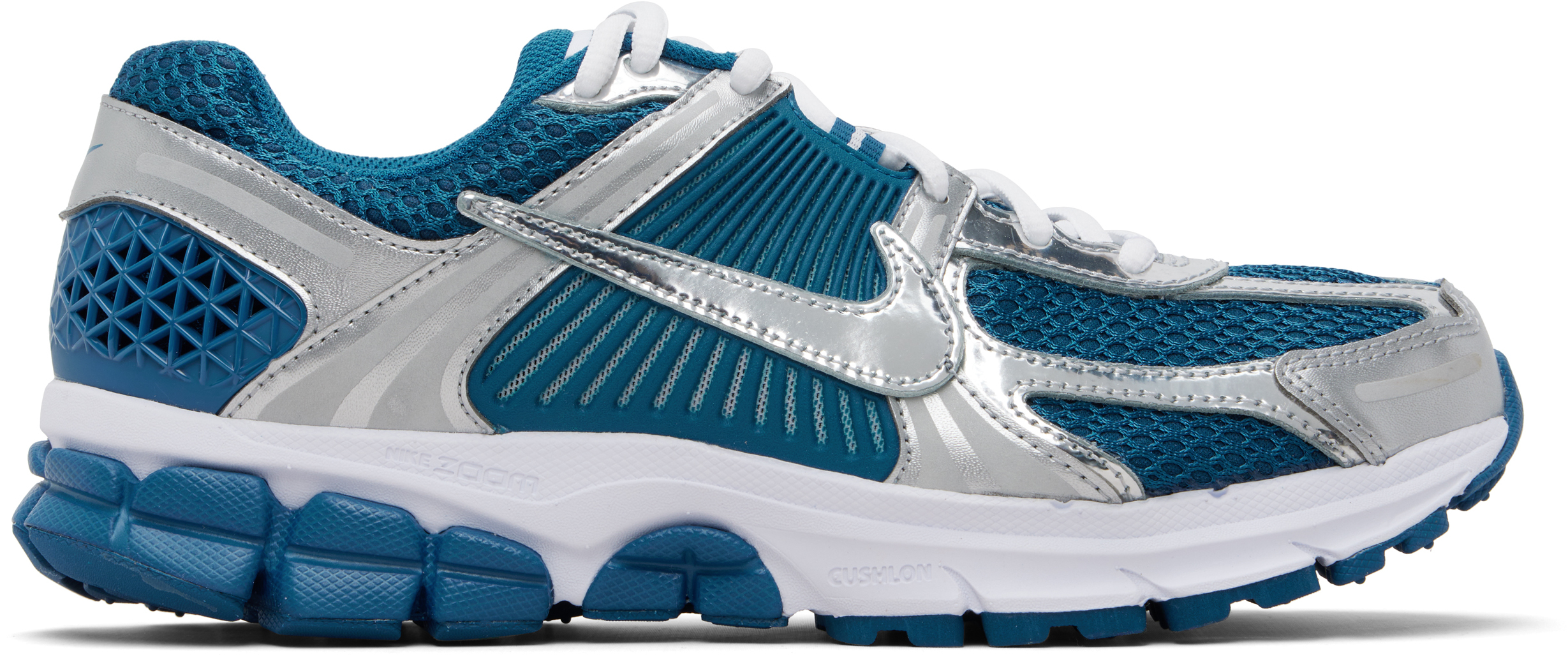 Nikeのシルバー＆ブルー Zoom Vomero 5 スニーカーがセール中