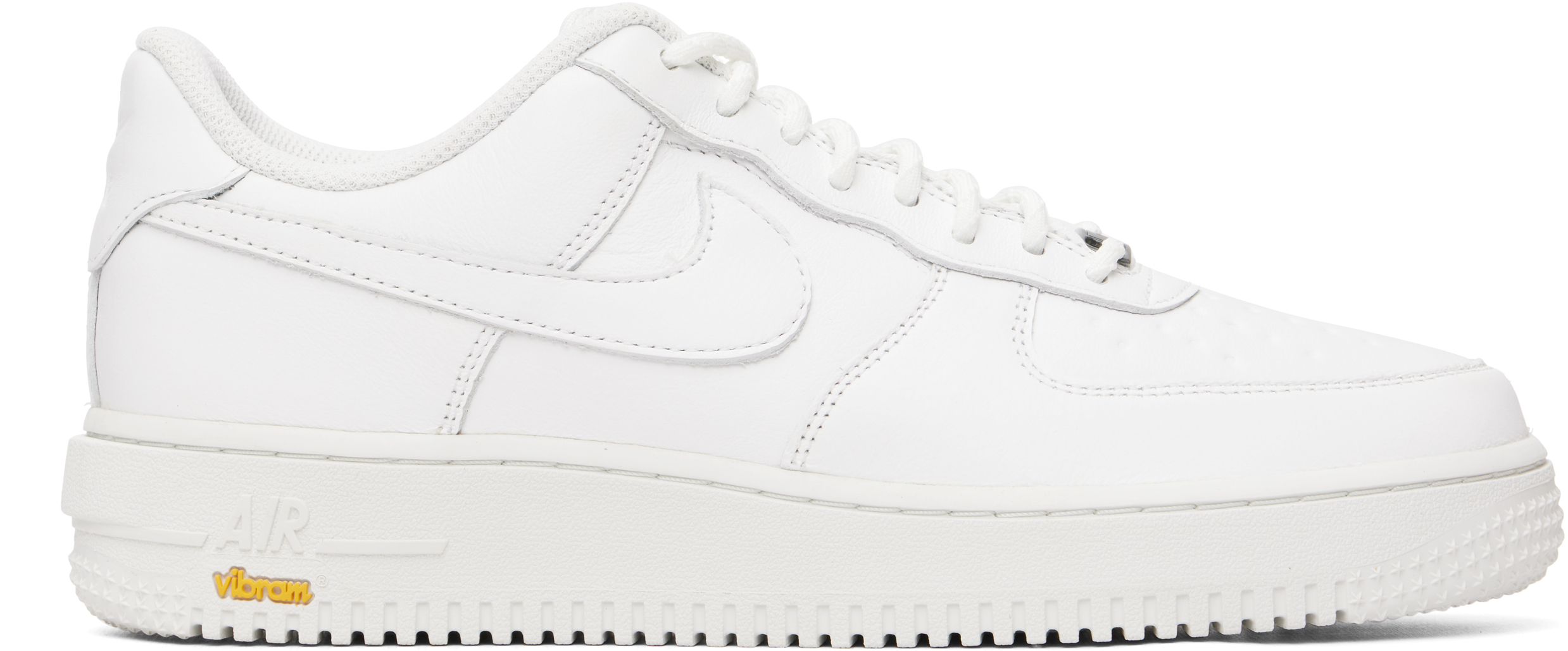 Nikeのホワイト Air Force 1 GORE-TEX Vibram スニーカーがセール中