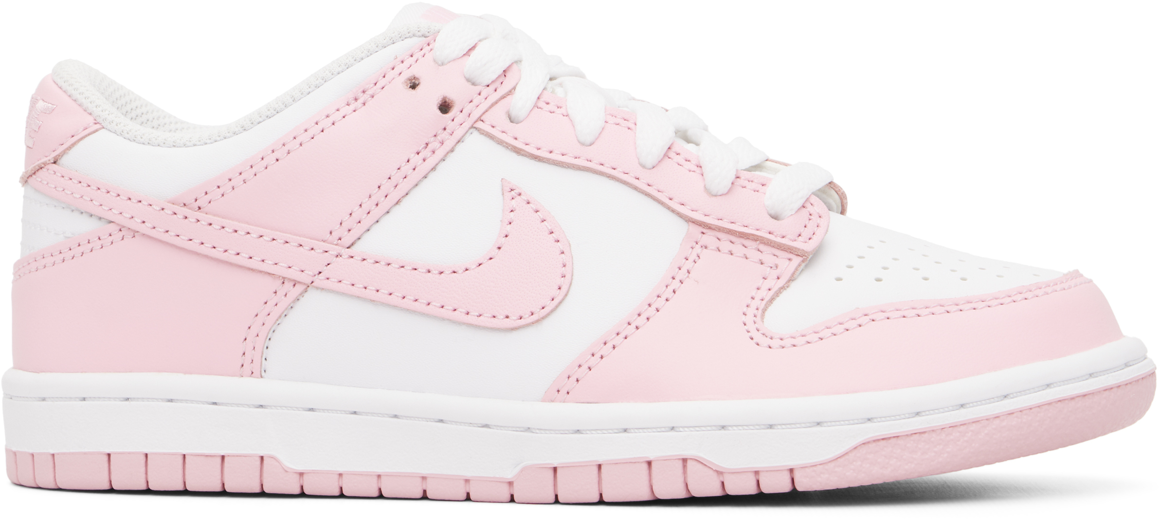 Nikeのジュニア｜ピンク＆ホワイト Dunk Low スニーカーがセール中