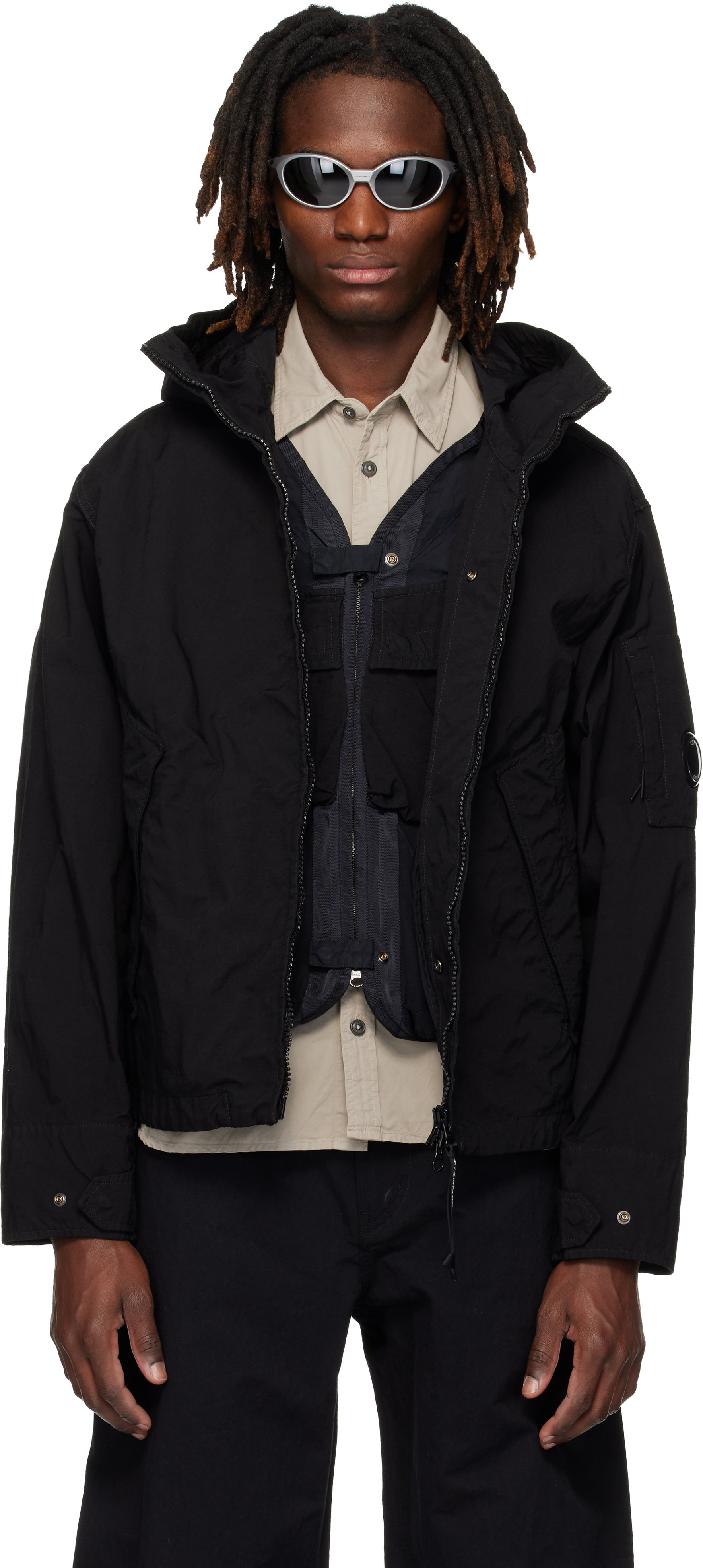 C.P. Companyのブラック Hooded Lens ツイル ジャケットがセール中