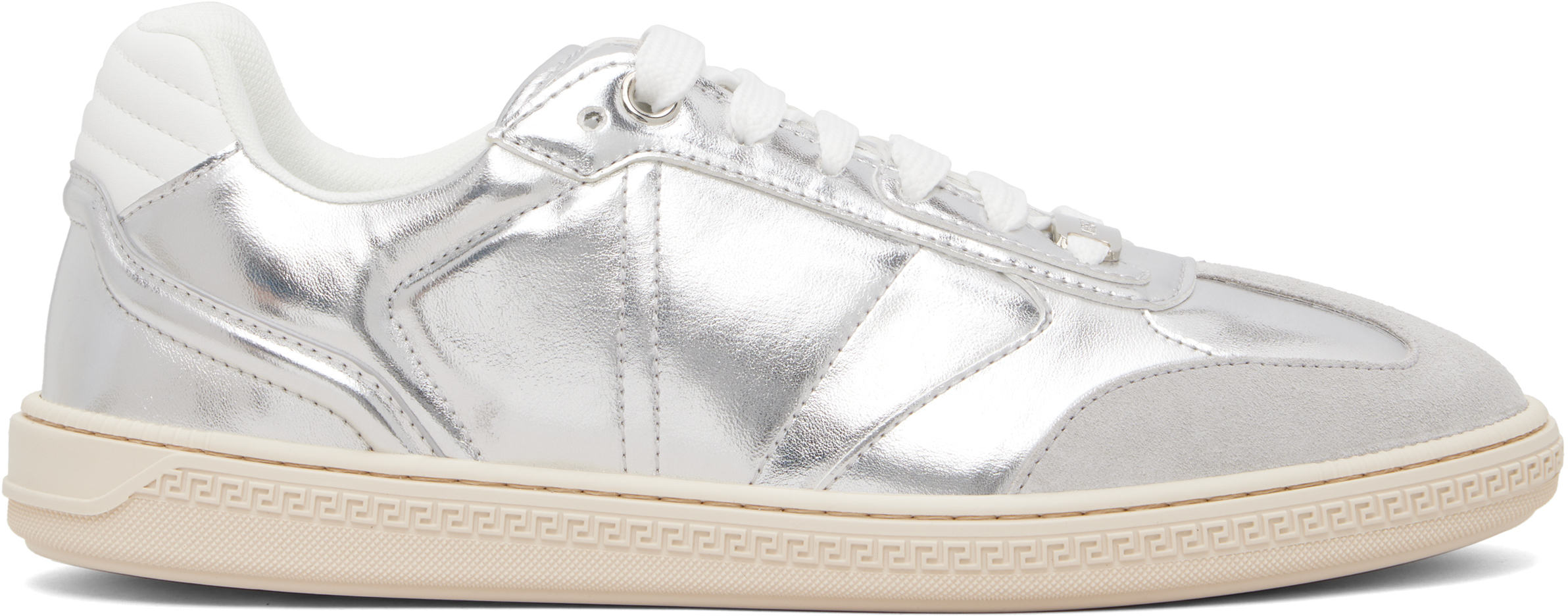 Versaceのシルバー Greca Court Metallic スニーカーがセール中