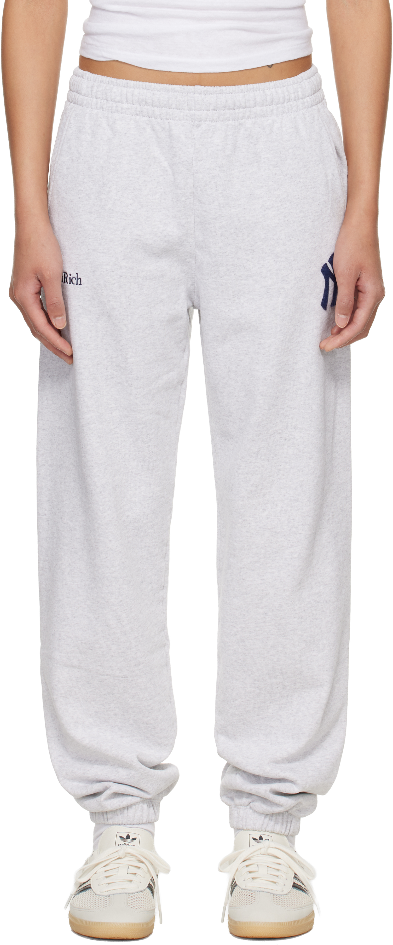 Sporty & Rich Yankees スウェット M グレー コラボ 人気 Sporty & Rich: グレー Heritage Yankees Serif スウェットパンツ