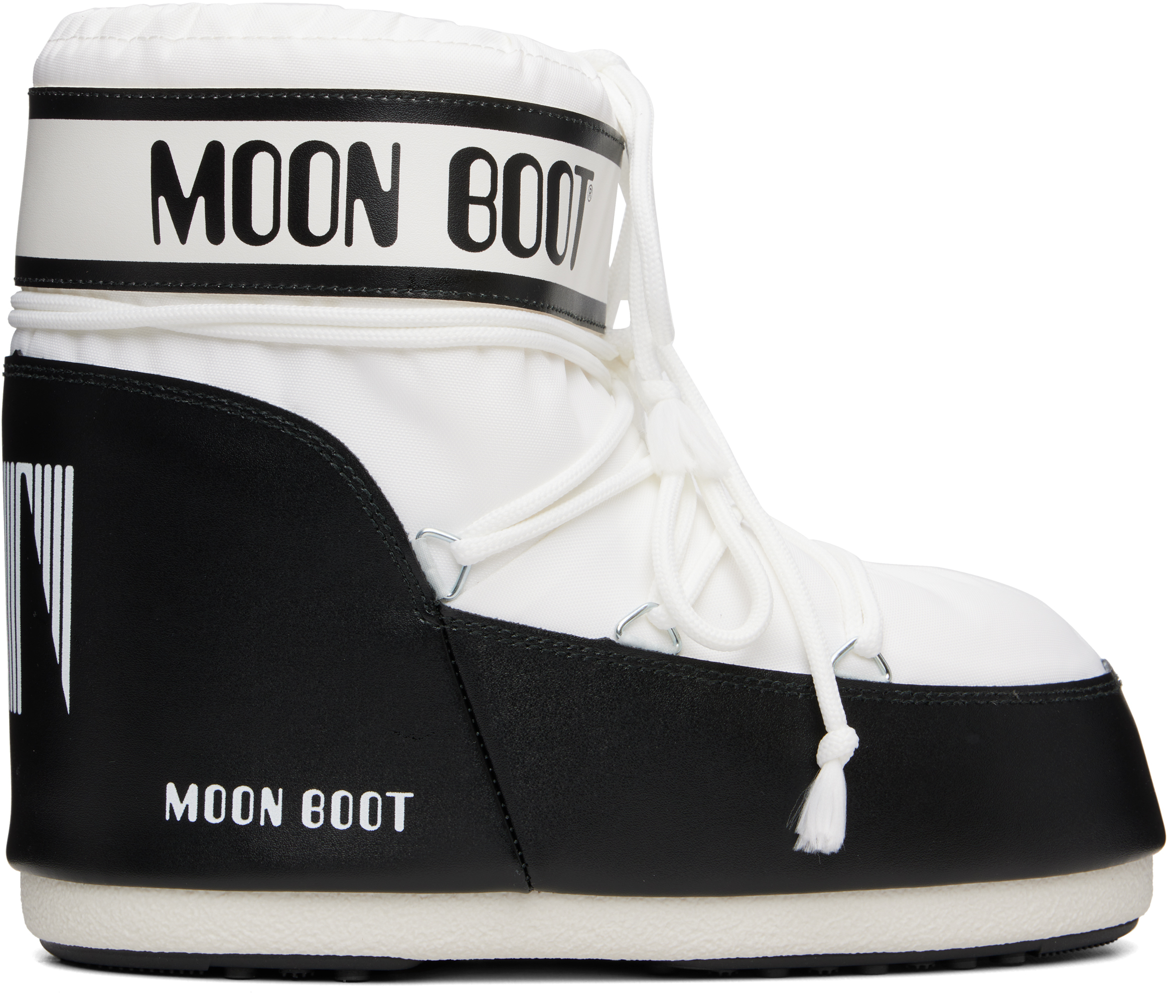 Moon Bootのホワイト＆ブラック Icon ナイロン ショートブーツがセール中