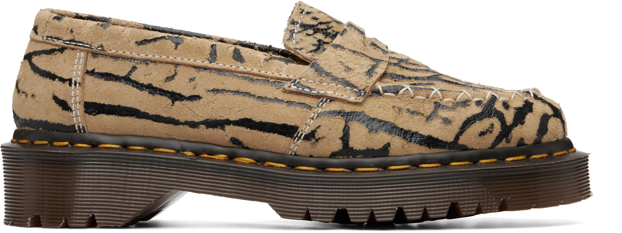 Dr. Martens: ベージュ Delapre スエード ローファー | SSENSE 日本