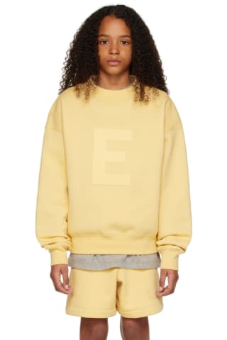 피어오브갓 에센셜 키즈 E 맨투맨 Essentials Kids Yellow E Sweatshirt,Light tuscanrnrnModel measures 56inch