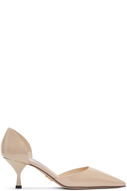 Prada - Chaussures à petits talons en cuir verni beiges D'Orsay