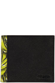 Prada - Portefeuille à deux volets en cuir saffiano noir et jaune Banana