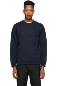 Norse Projects - Pull molletonné bleu marine Serif Logo Vagn
