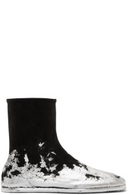 Maison Margiela - Bottes en suède noires et argentées Foil Flat Tabi