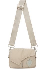 A-COLD-WALL* - Sac enveloppe à bandoulière rembourré blanc cassé