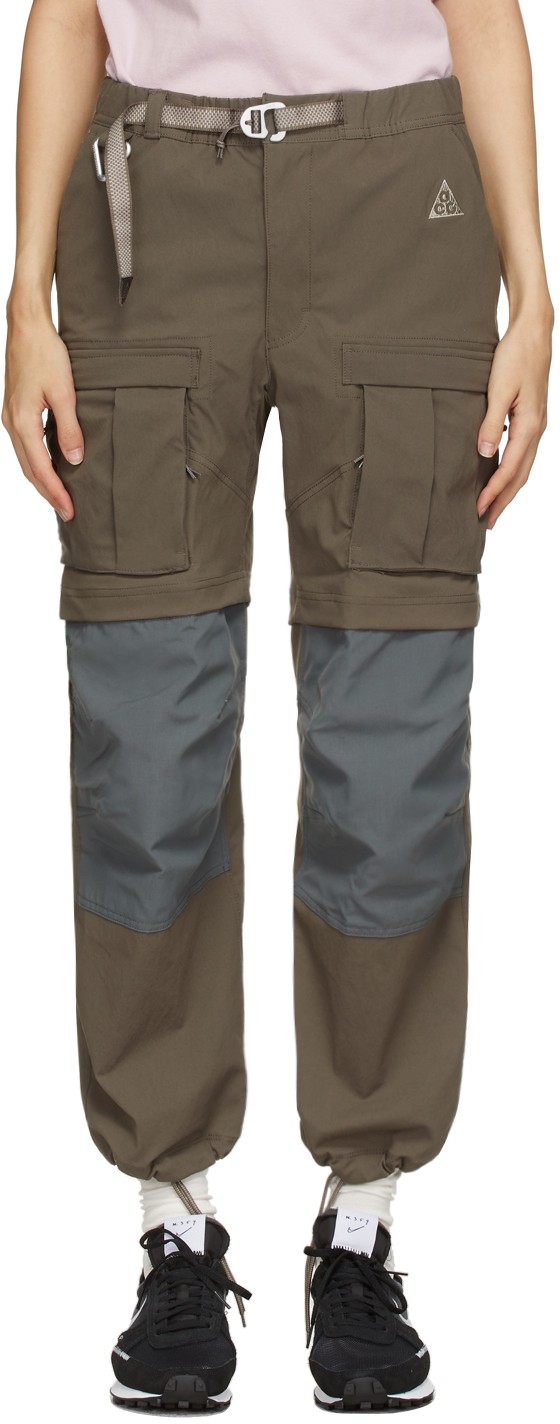 Brązowe i szare spodnie cargo, które przekształcają się w szorty.