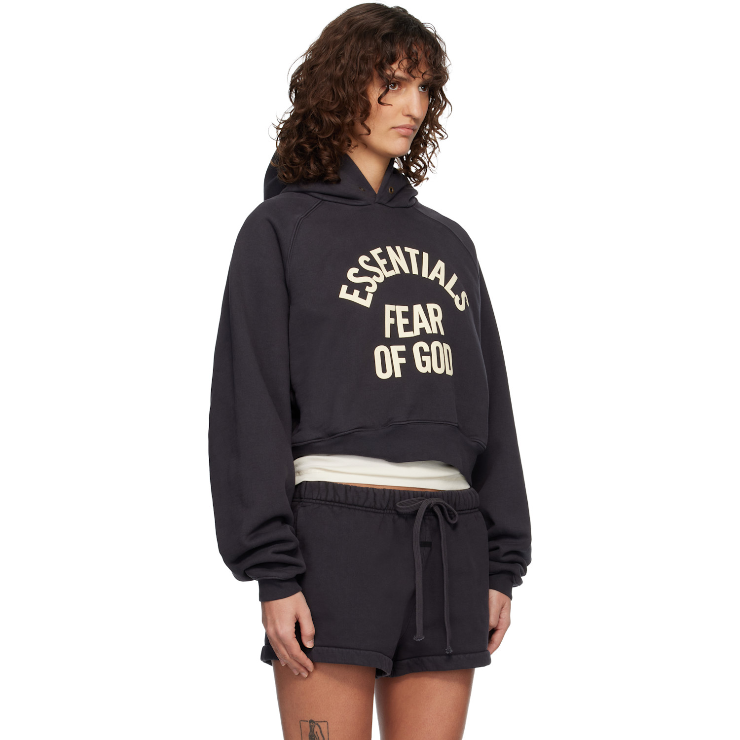  Fear Of God Essentials Pull à Capuche écourté 90s Noir à Logo De Style Collégial Et à Manches Raglan 