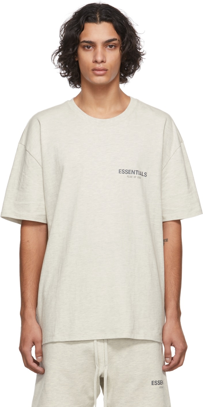 Fear of God ESSENTIALS - 灰白色徽标 T 恤
