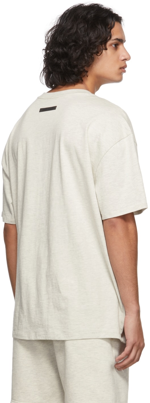 Fear of God ESSENTIALS - 灰白色徽标 T 恤
