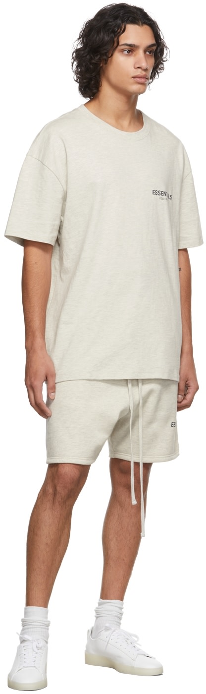Fear of God ESSENTIALS - 灰白色徽标 T 恤