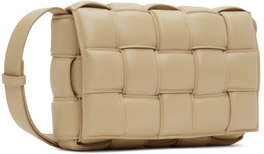 Bottega Veneta: ベージュ Cassette ショルダーバッグ | SSENSE 日本