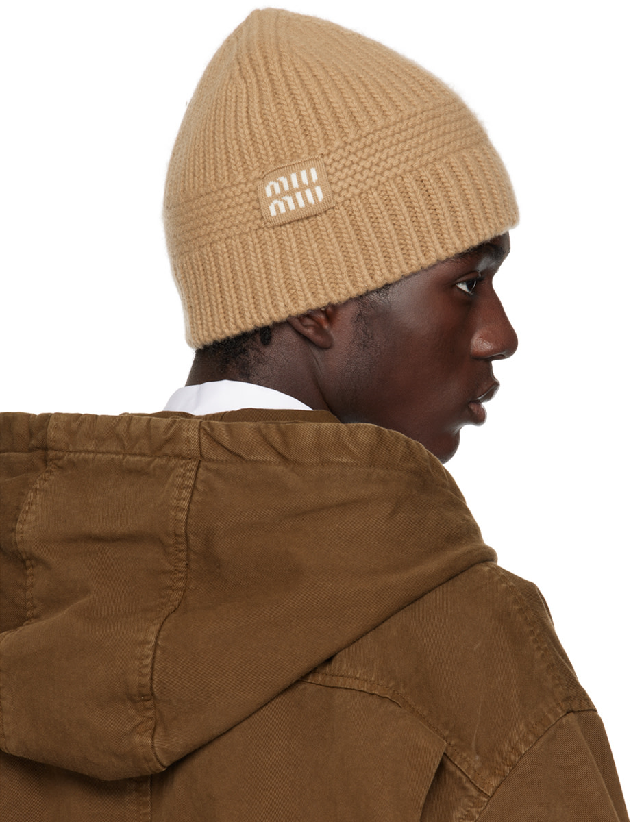 Miu Miu - Bonnet brun clair à écusson