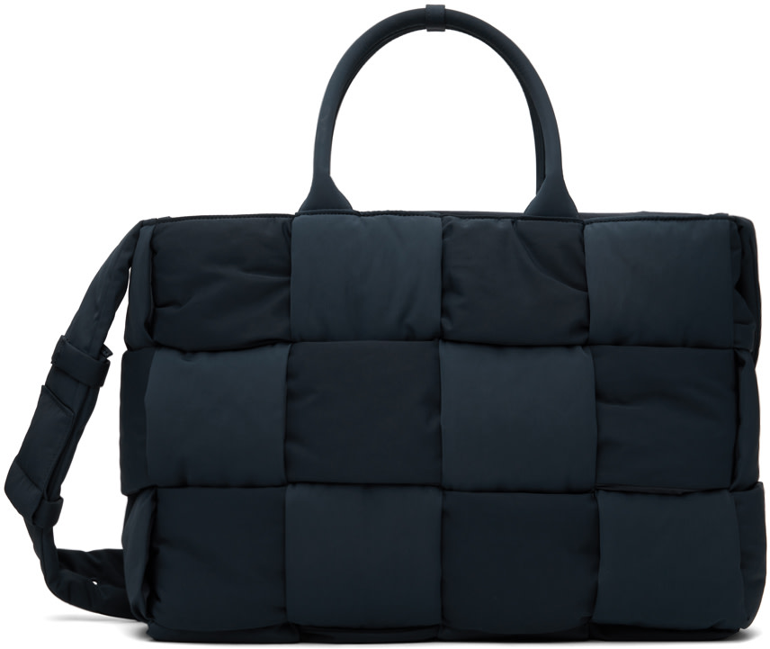 BOTTEGA VENETA ネイビー トートバッグ Bottega Veneta: ネイビー Arco パデッド トートバッグ | SSENSE 日本