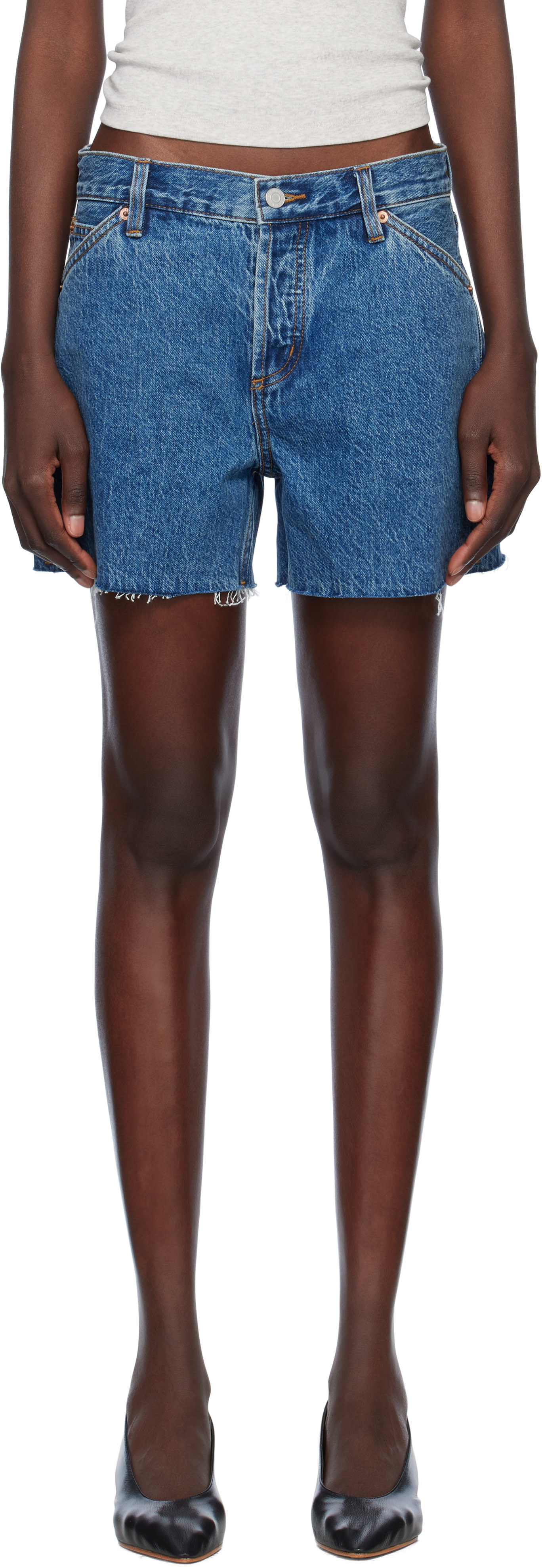 STILL HERE - Short bleu en denim à bords bruts