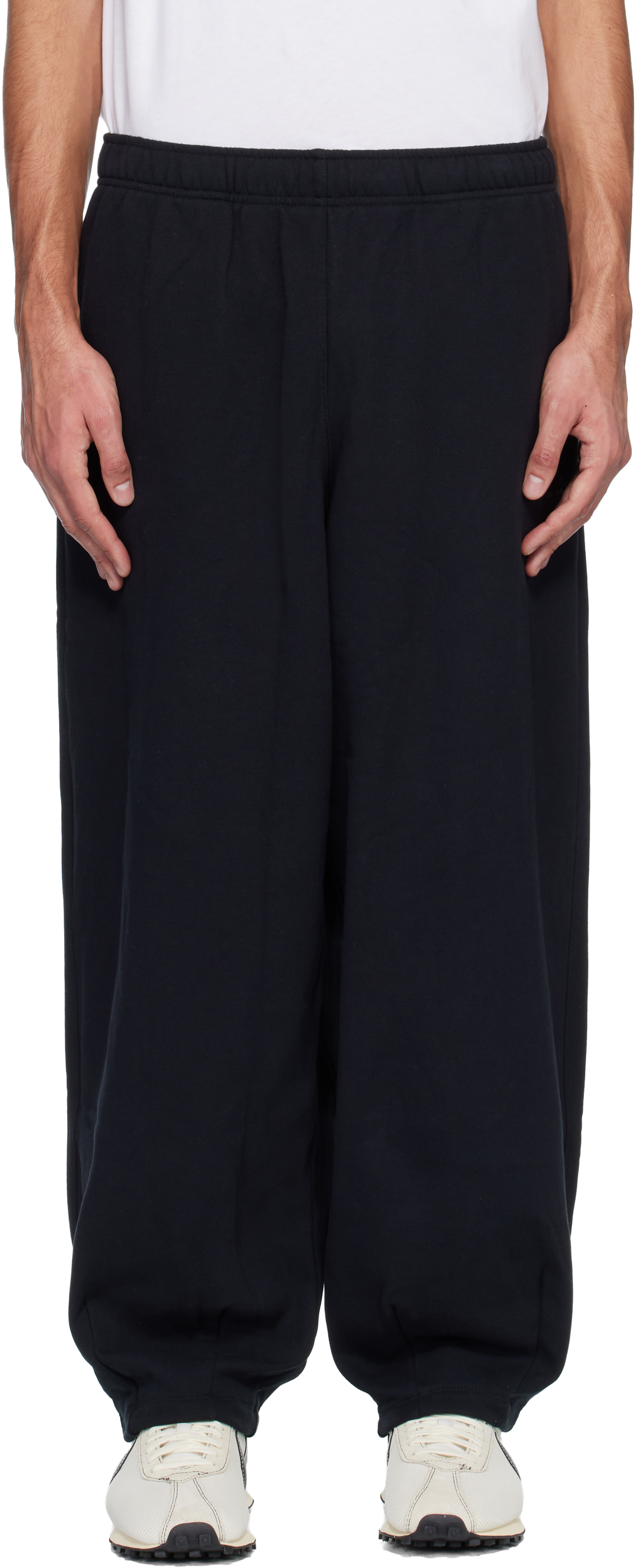 Nike: ブラック Nike Club Cuffed Fleece オーバーサイズ スウェット