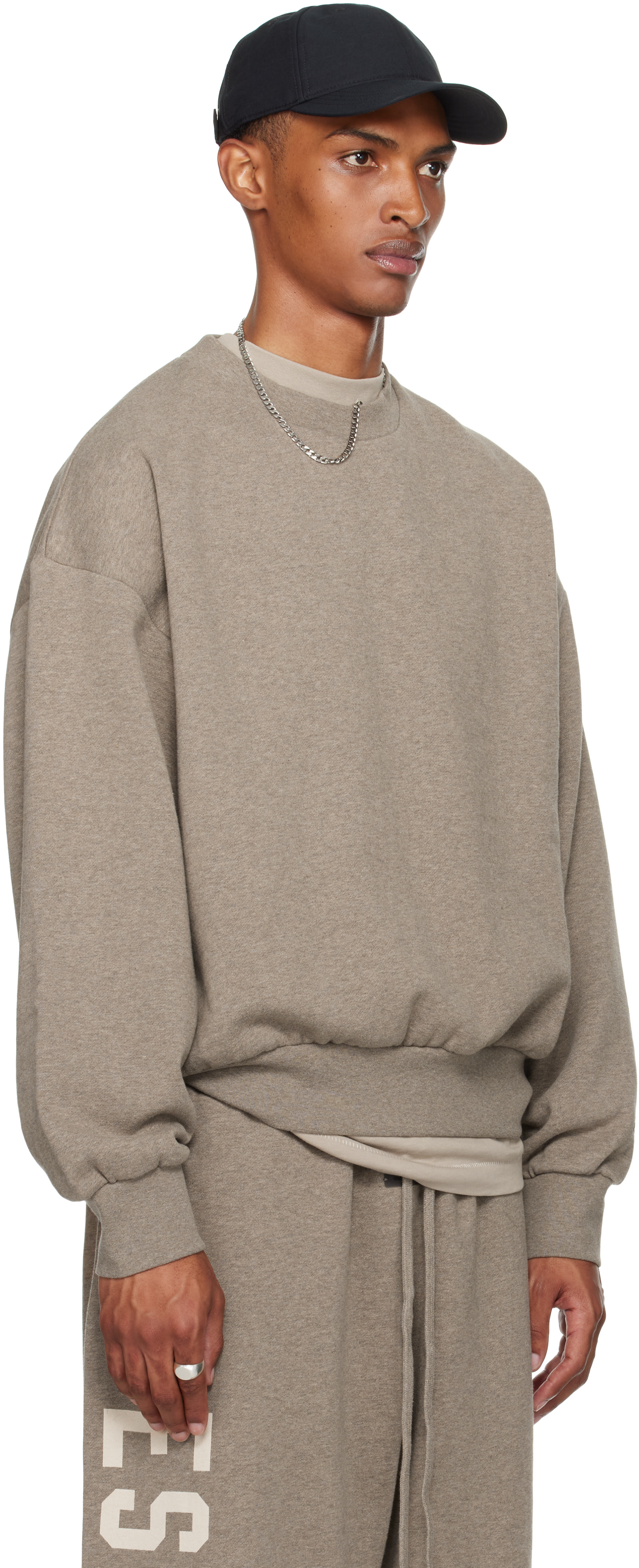 Fear of God ESSENTIALS - Pull molleton brun en molleton à coupe classique et à col ras du cou
